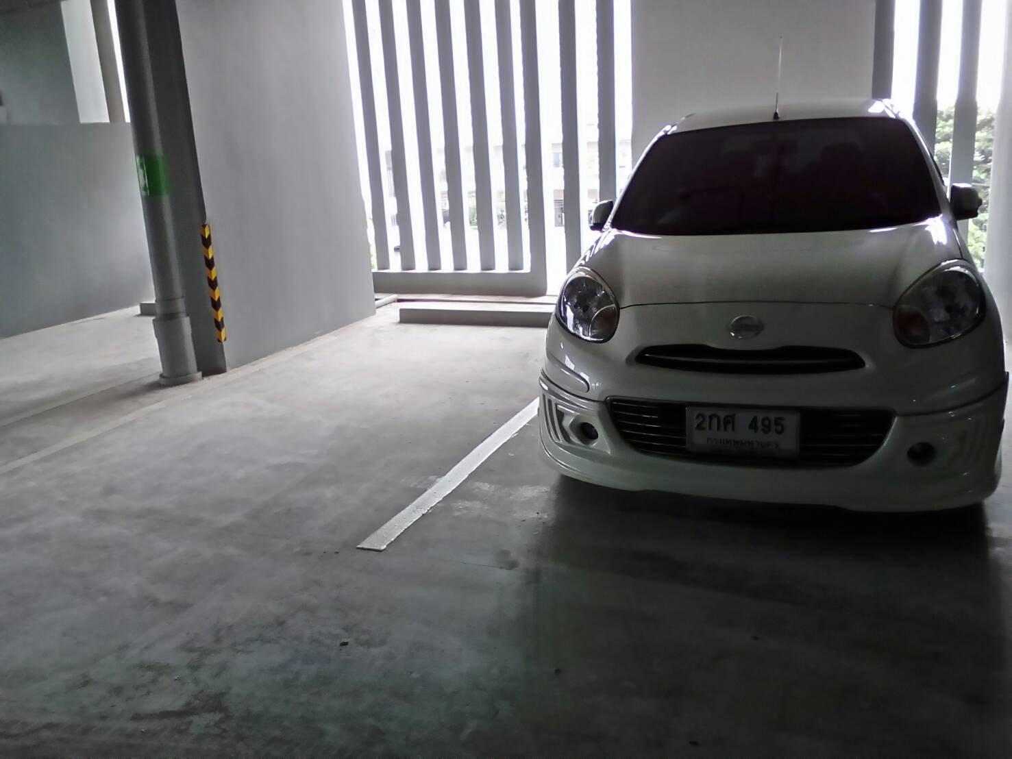 ตีเส้นช่องจอดรถภายในคอนโด กทม