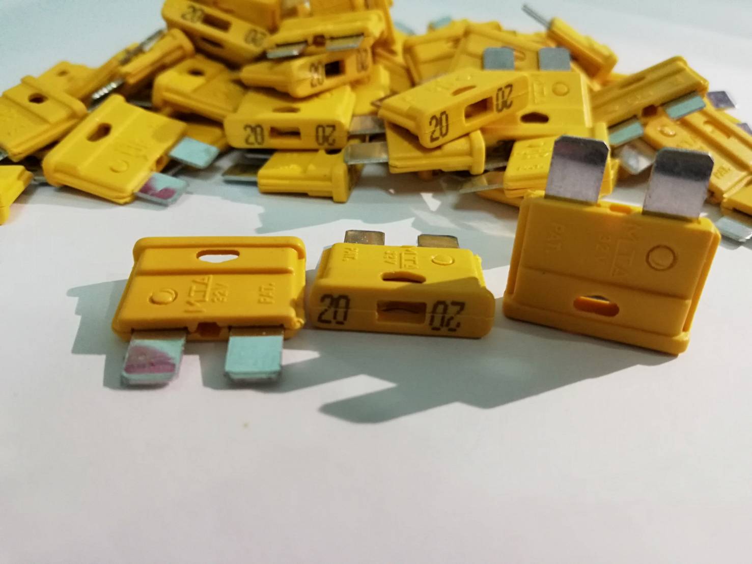 ฟิวส์เซรามิค แบบสแตนดาส 8 ตัวชุด 5 - 35 แอมป์ ( Ceramic Fuse )