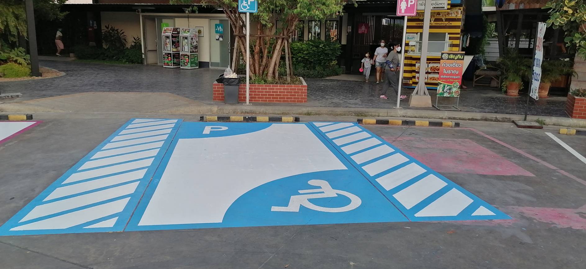 ช่องจอดรถคนพิการภายในปั้ม ป.ต.ท.สีโคลพลาสติก