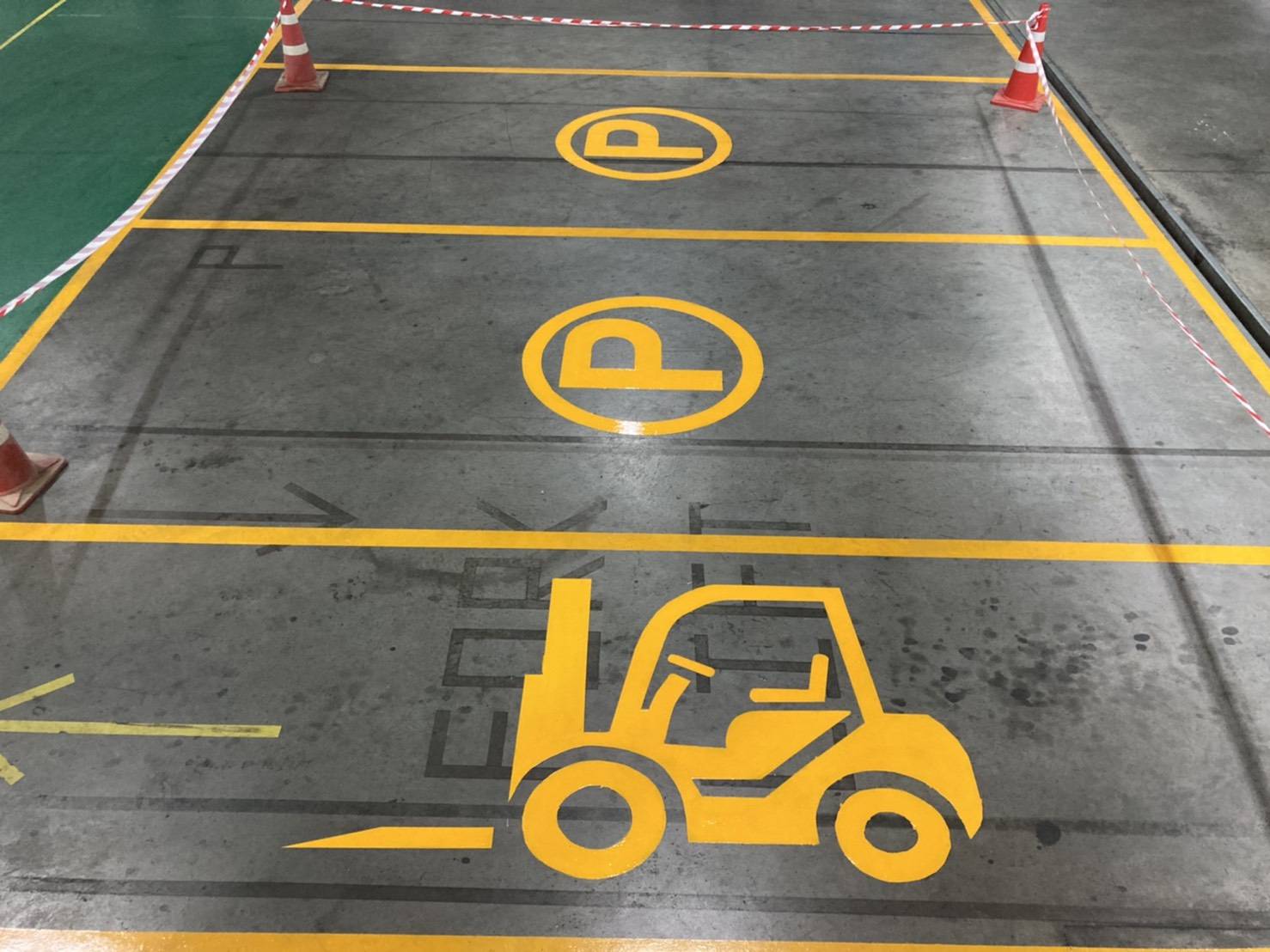 ทำสัญลักษณ์ที่พื้นด้วยสีอีพ๊อคซี่,สีเทอร์โมพลาสติก