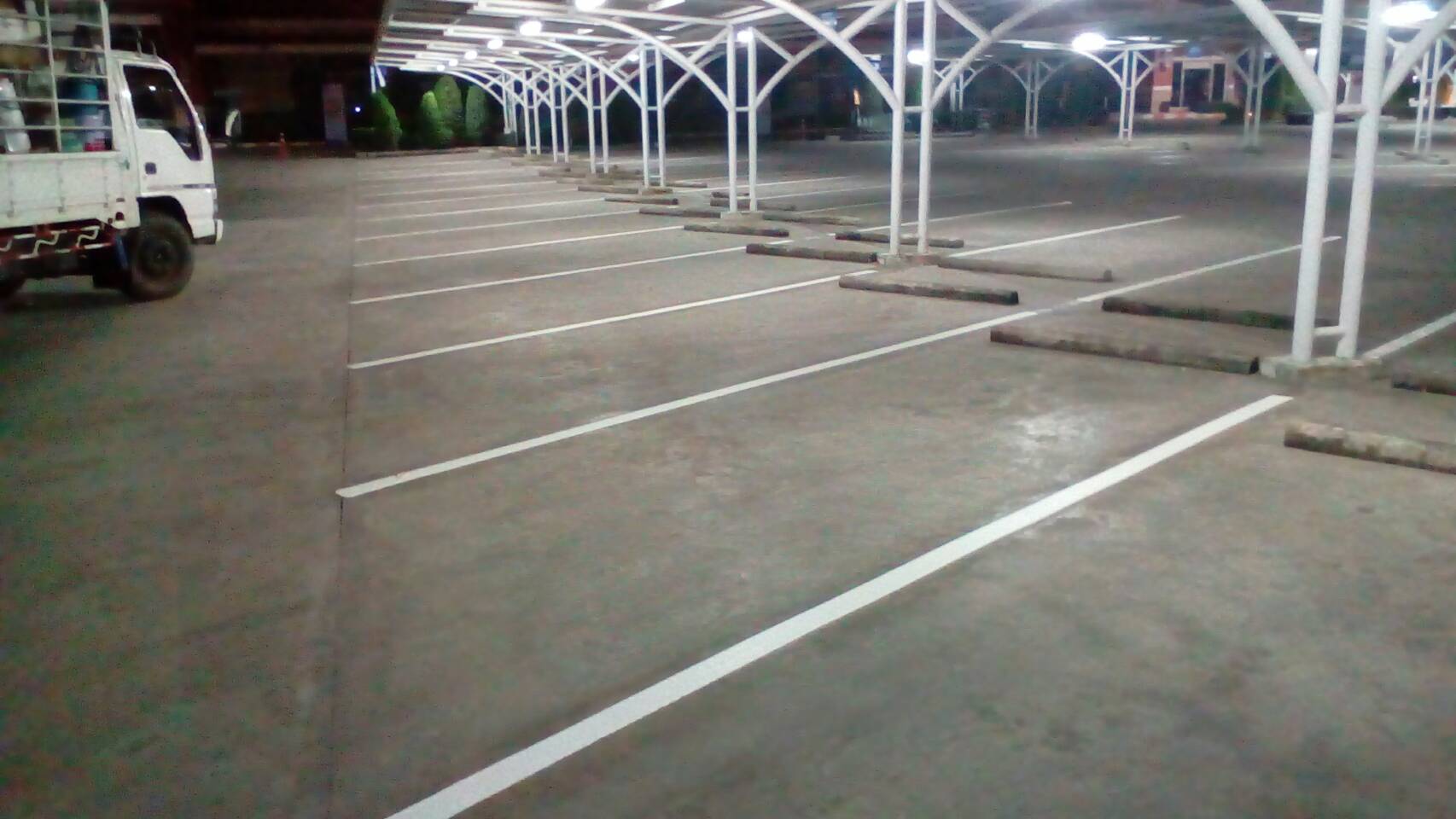 ตีเส้นช่องจอดรถในห้างโฮมโปรกรุงเทพ