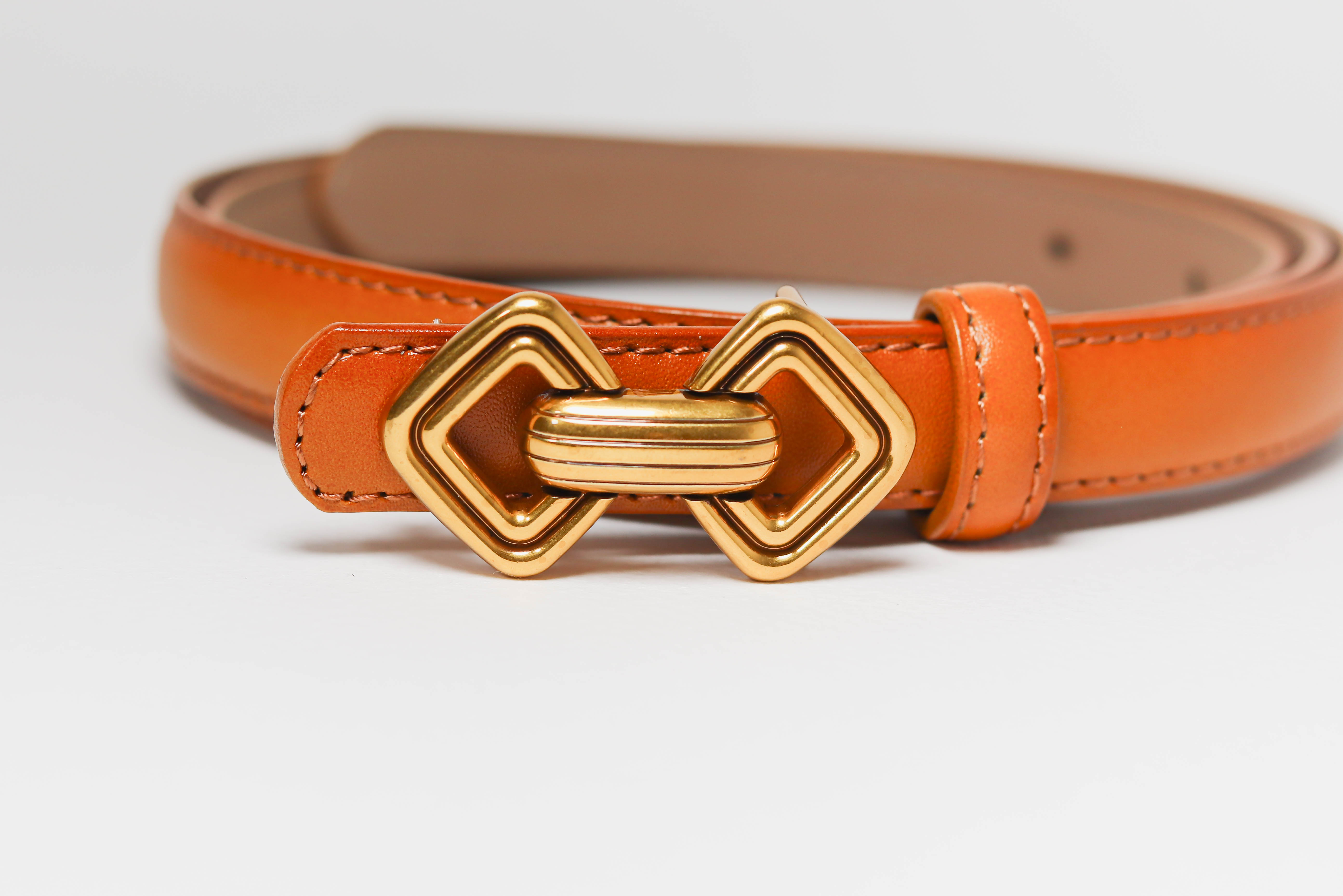 เข็มขัดแฟชั่นผู้หญิงสีน้ำตาลเส้นเล็กน่ารัก หัวสีทองสวย