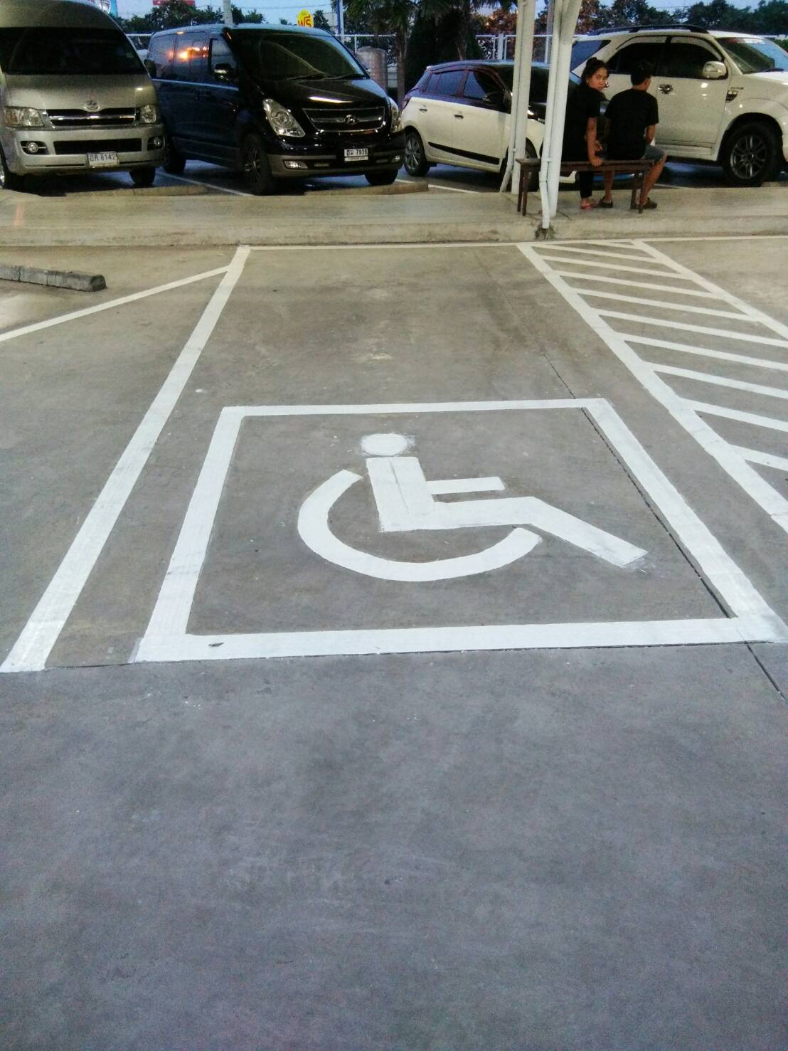 รับงานทาสีพื้นช่องจอดรถคนพิการมาตราฐาน