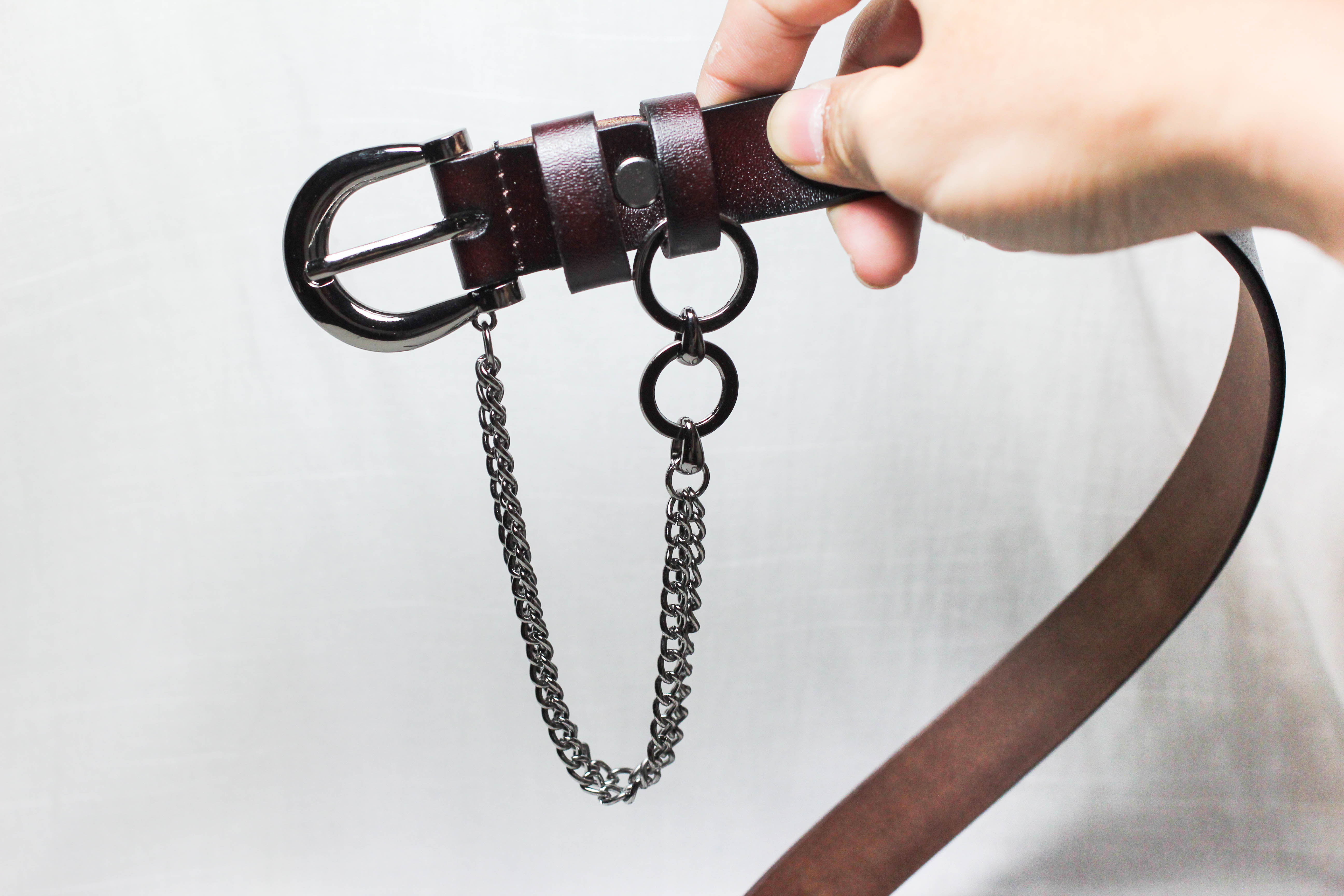 เข็มขัดหนังแท้ผู้หญิง แฟชั่นเท่ๆมีโซ่คล้อง