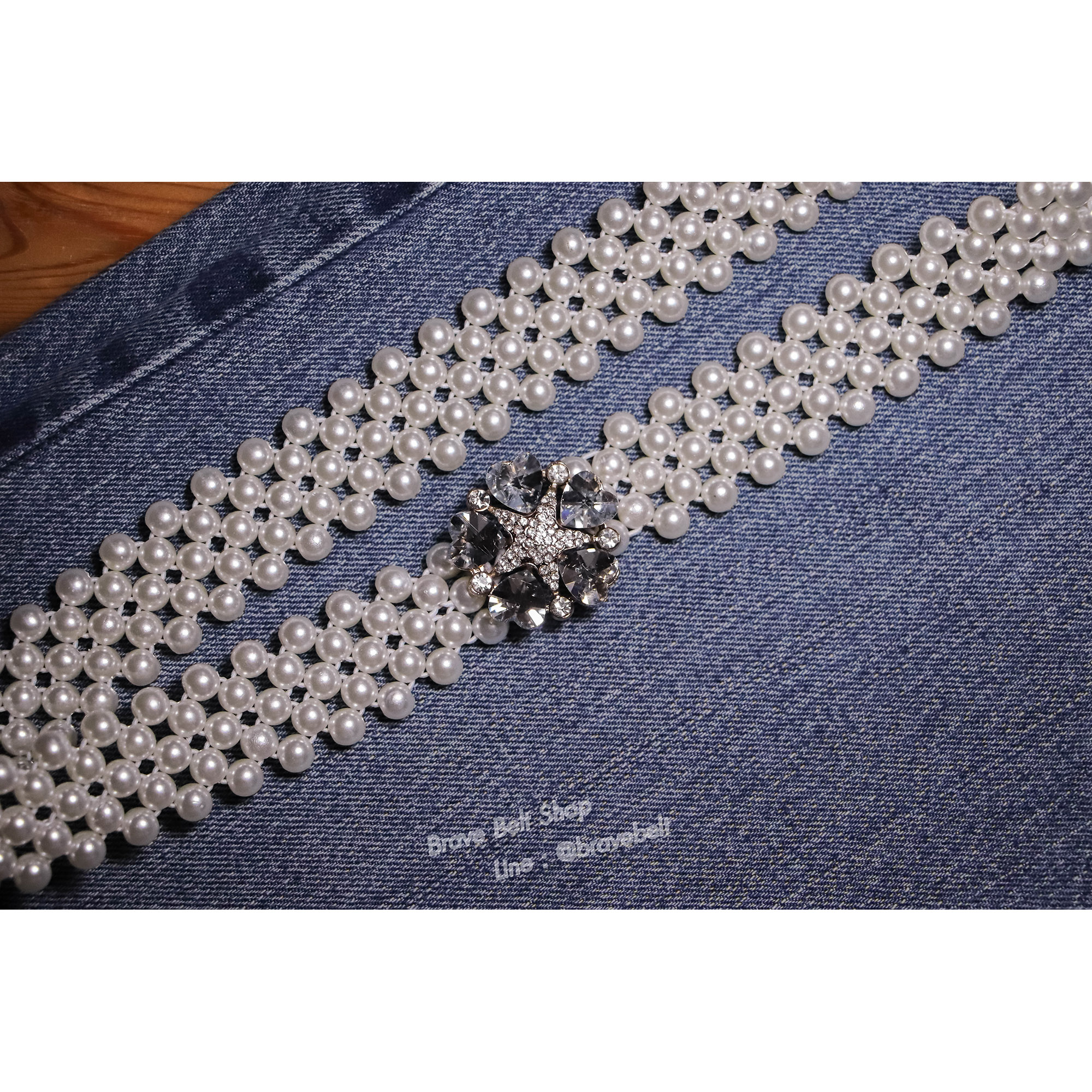 เข็มขัดไข่มุกเส้นใหญ่รูปดาว มีเพชรประดับล้อม