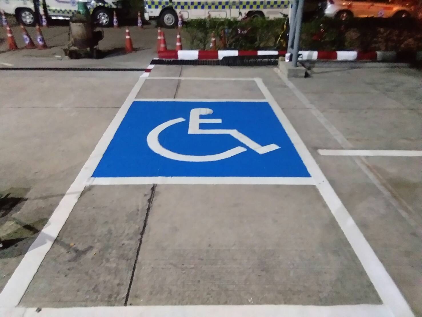 รับงานทาสีพื้นช่องจอดรถคนพิการมาตราฐาน