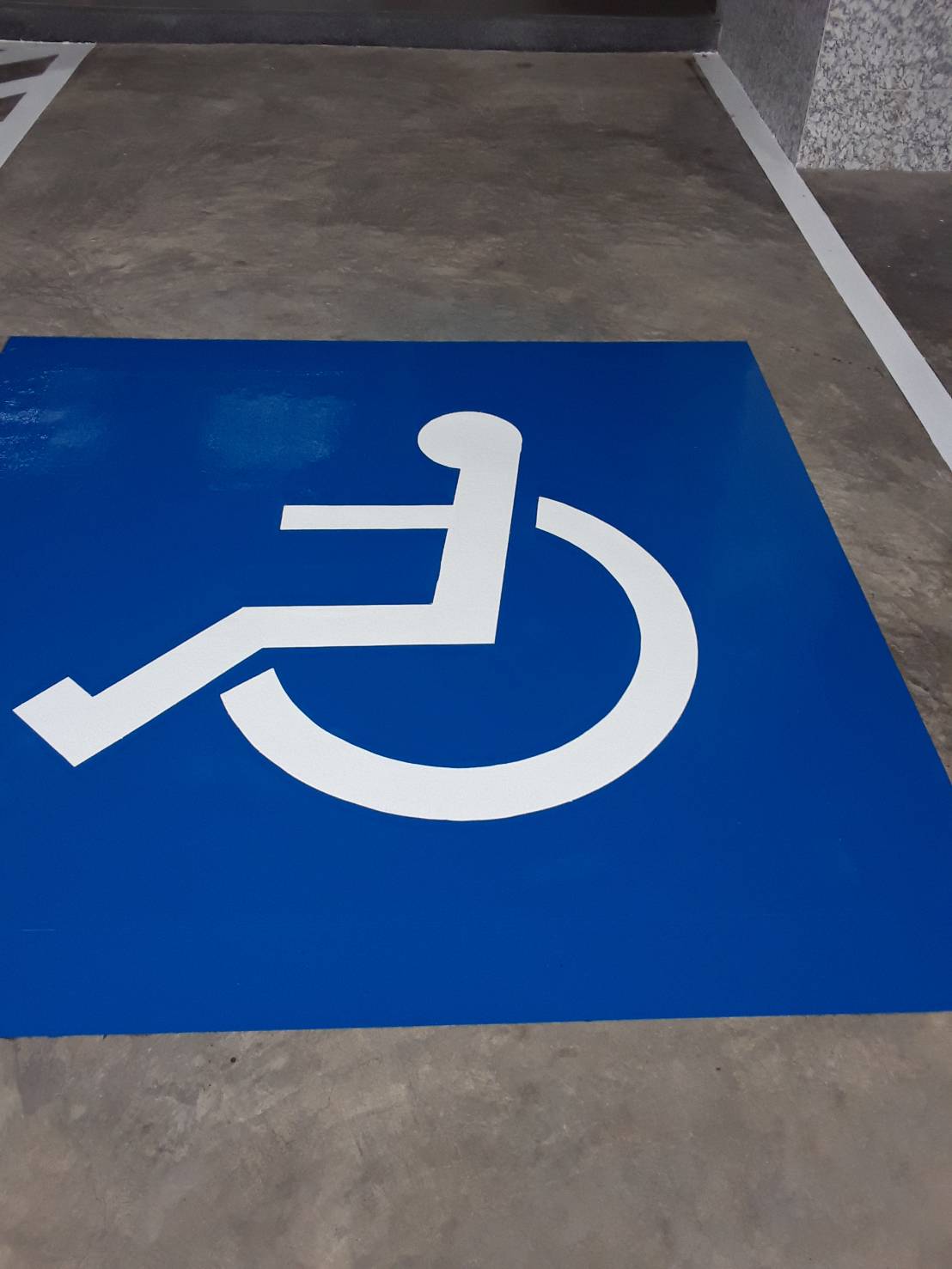 ทาสีช่องจอดรถคนพิการ