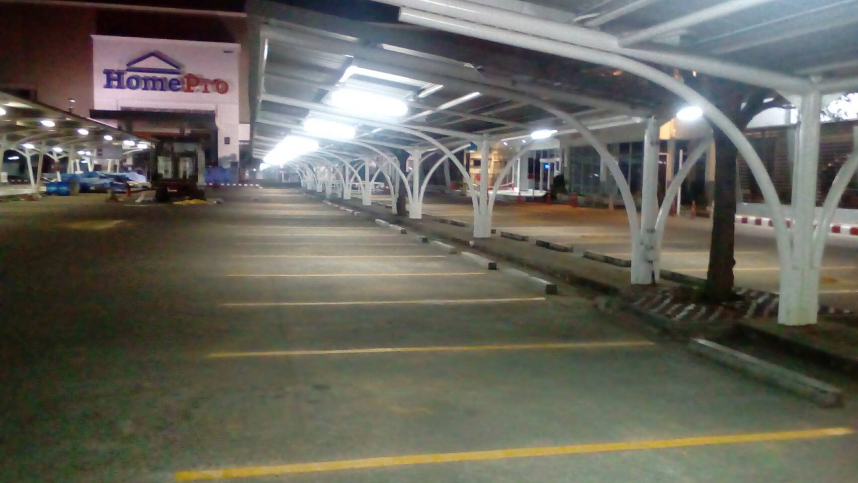 งานตีเส้นลานจอดรถยนต์ พร้อมลูกศรด้วยสีเทอร์โมพลาสติก หน่วยงาน โฮมโปรฯ สาขาราชพฤกษ์