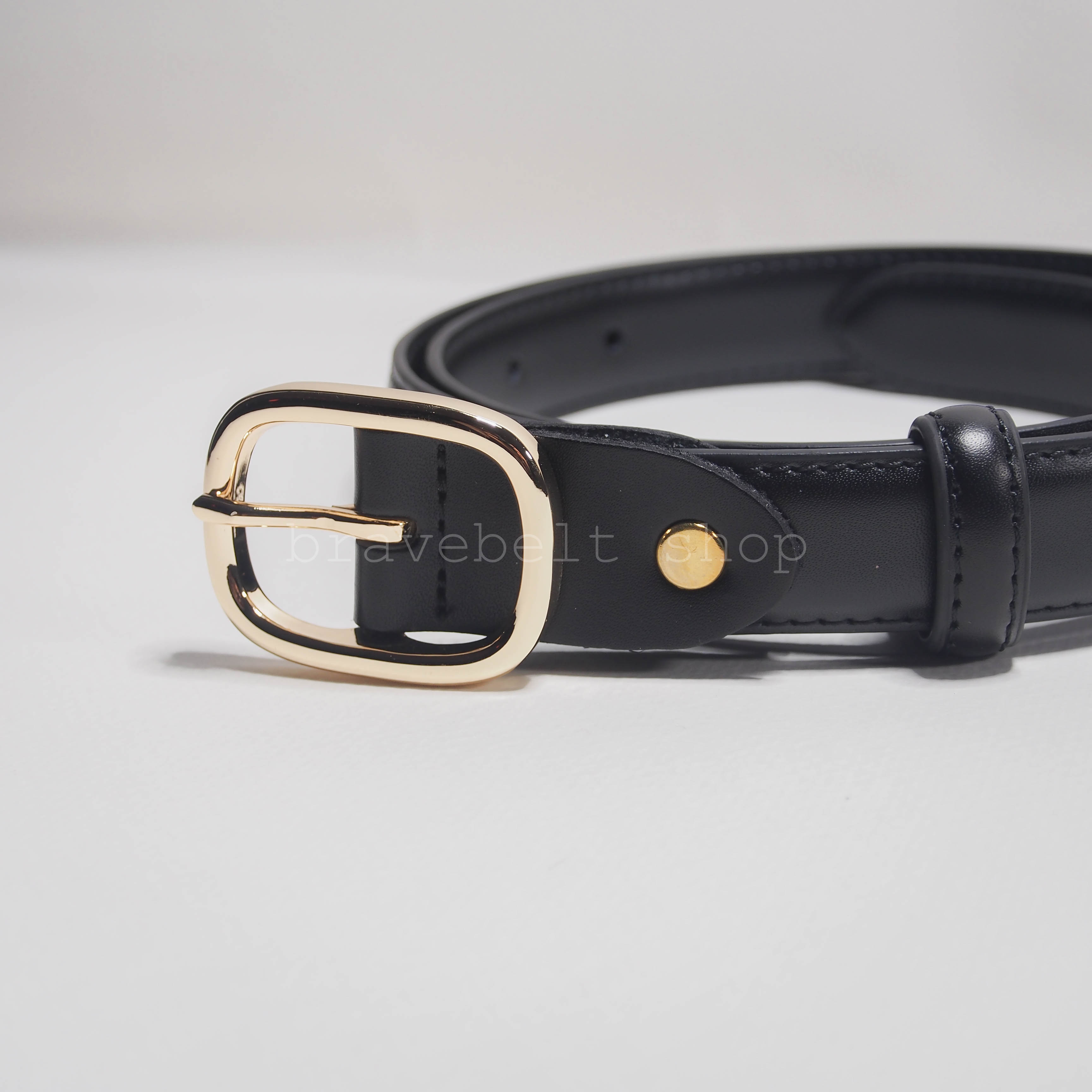 เข็มขัดหนังแฟชั่นผู้หญิงสีดำสวยๆ น่าใส่เป็นอย่างมาก หนังแท้ด้วย