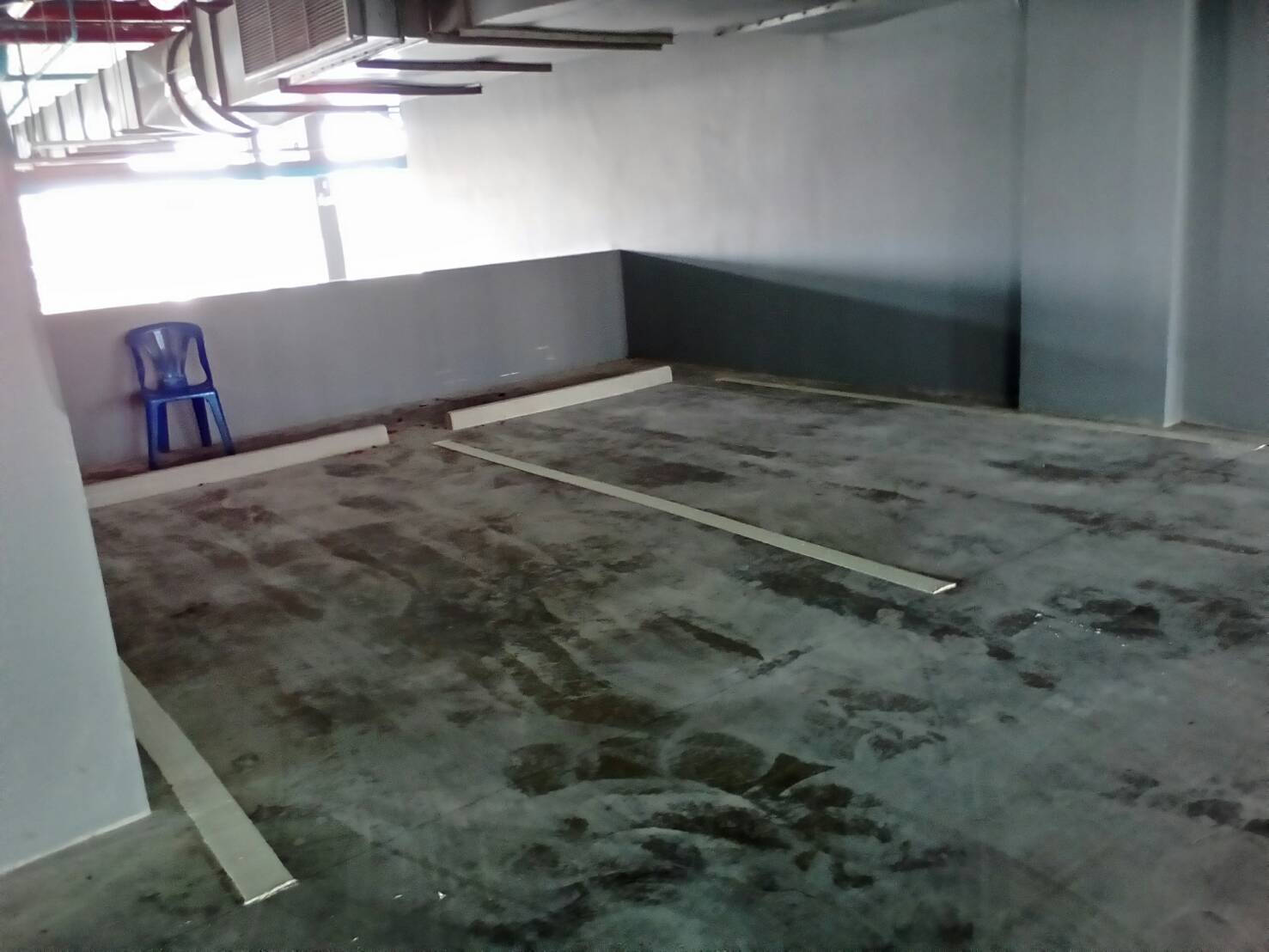 ตีเส้นช่องจอดรถภายในคอนโด กทม