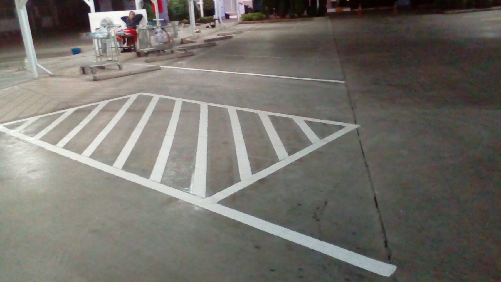 ตีเส้นช่องจอดรถในห้างโฮมโปรกรุงเทพ