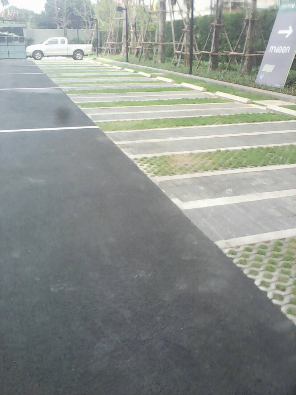 ตีเส้นช่องจอดรถภายในคอนโด กทม