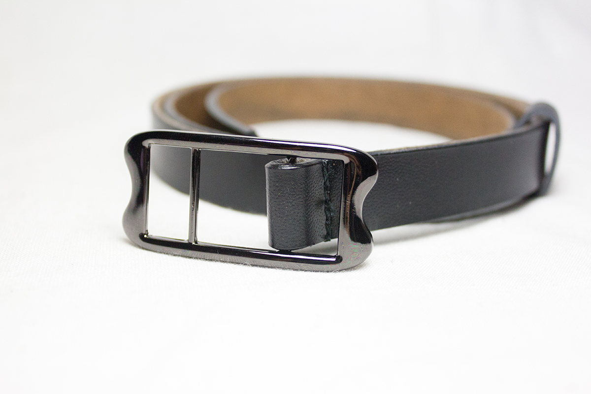 เข็มขัดหนังผู้หญิงเส้นเล็ก หัวเงาดำสายดำ