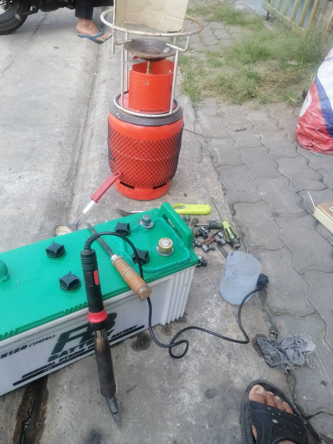 ชุดเบ้าทองเหลือง สำหรับทำขั้วแบตเตอรี่ รถยนต์ ขั้วใหญ่ พร้อม สกรูปลายแหลมสำหรับทำเสา และ กระเป๋าเก็บเบ้าทองเหลือง