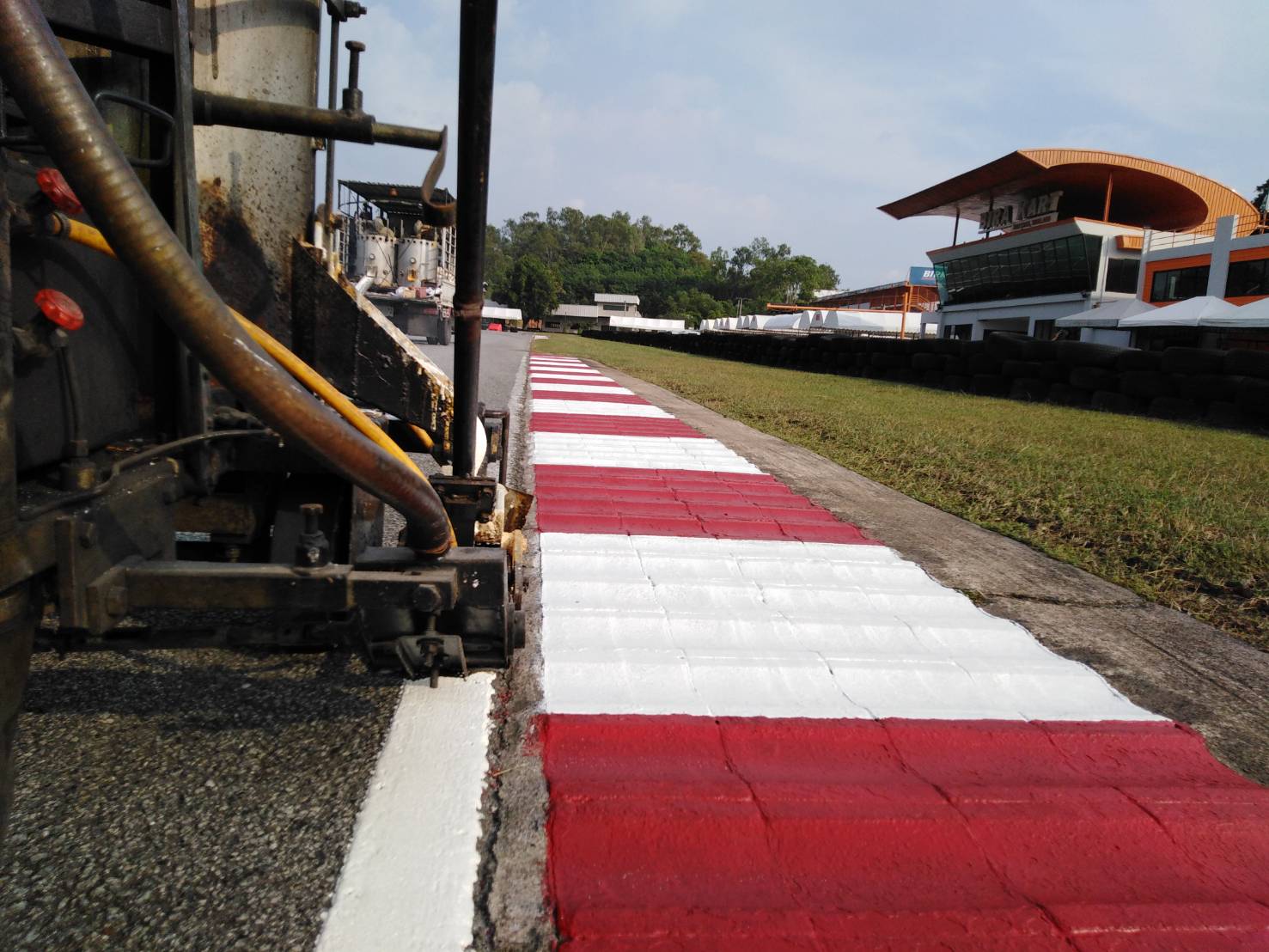 งานทาสีเหลืง-ดำ-ขาว-แดง ด้วยสีจราจร เฮียหมีตีเส้นจราจร