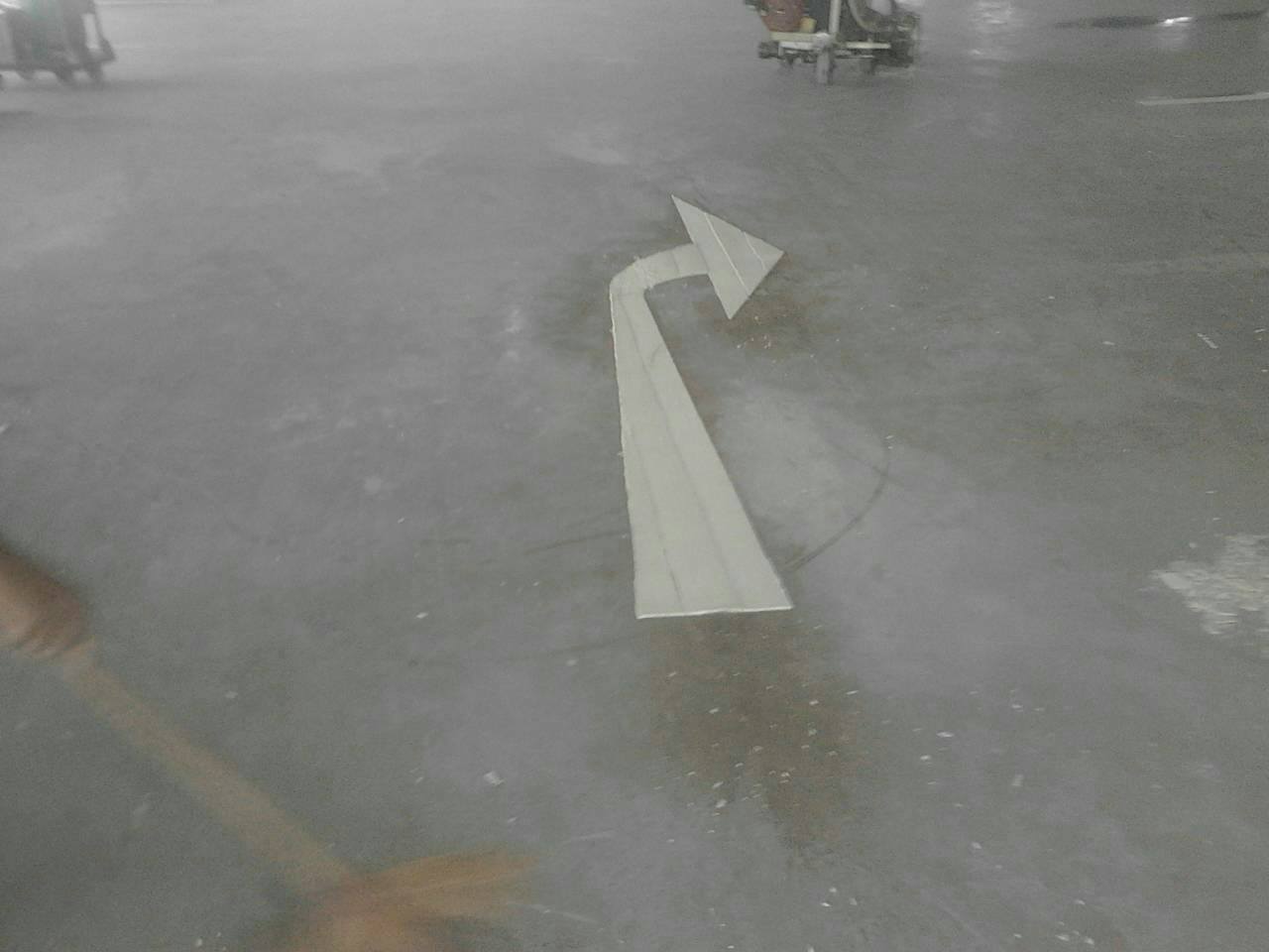 ตีเส้นช่องจอดรถภายในคอนโด กทม