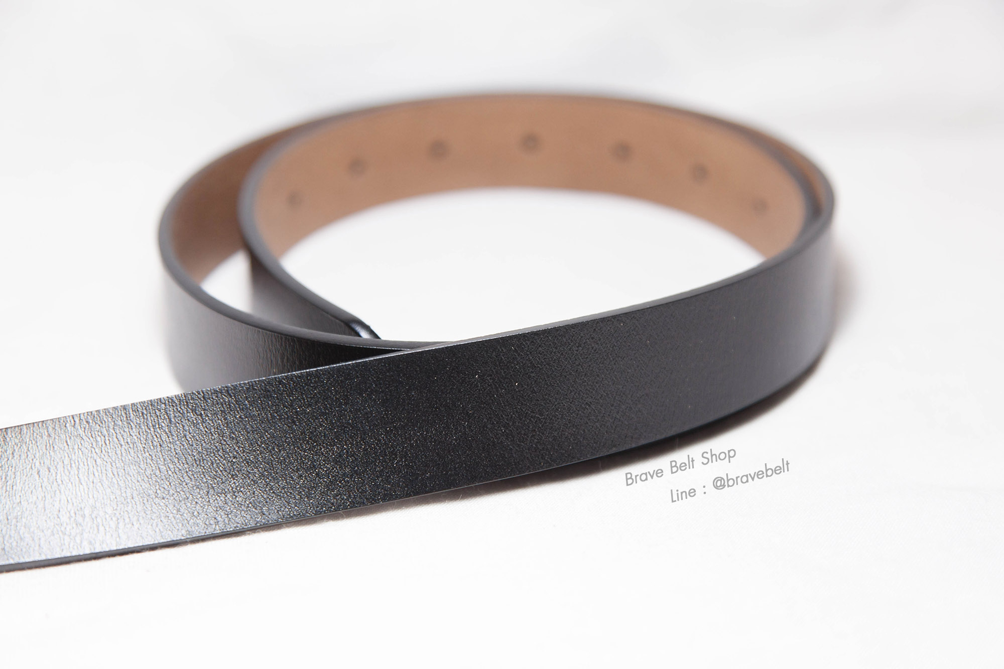 เข็มขัดแฟชั่นหนังแท้ สายสีดำหัวทอง