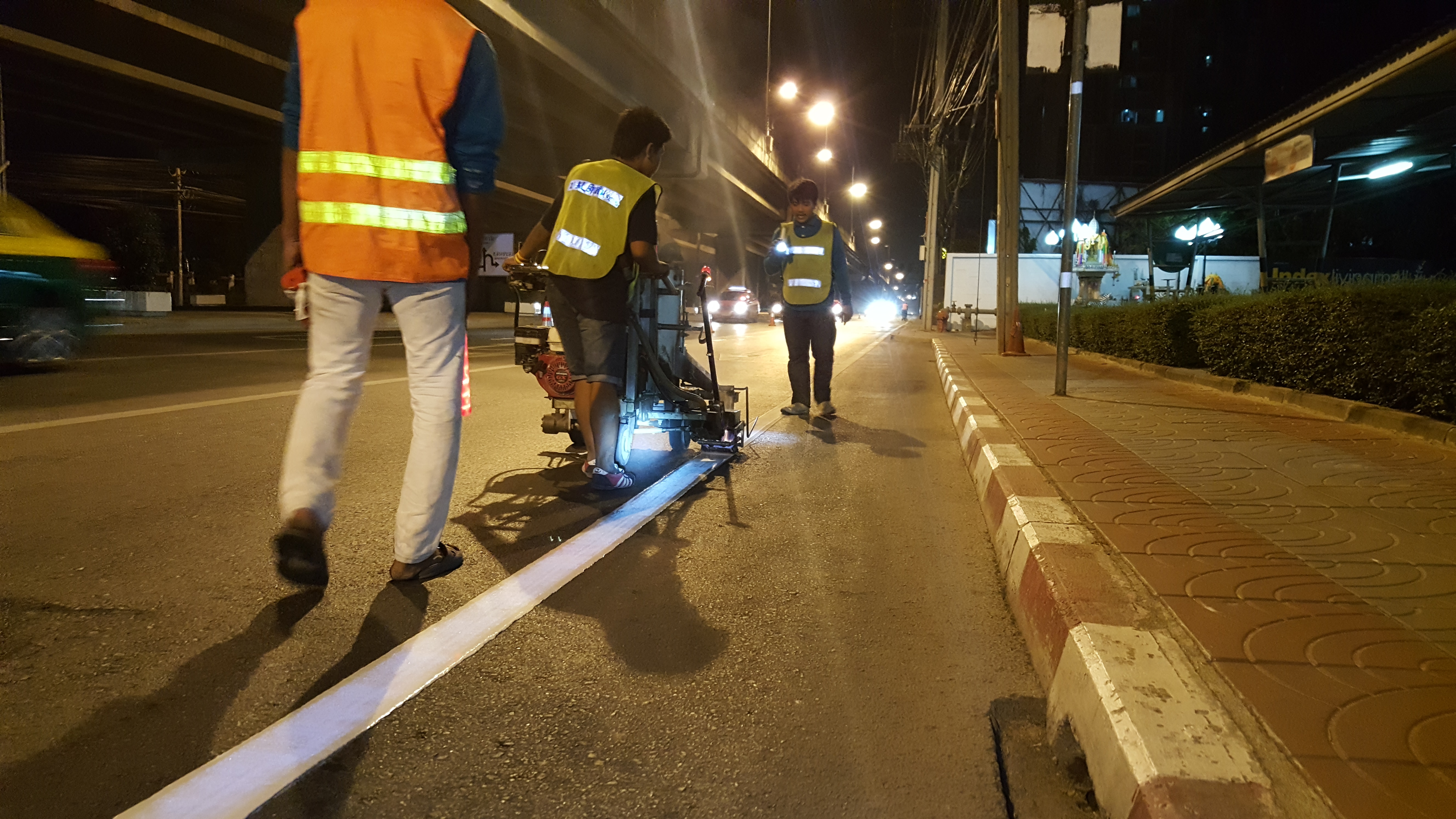 ตีเส้นแบ่งช่องจราจรในโรรงานด้วยสีเทอร์โมพลาสติก พร้อมลูกศรบอกทาง