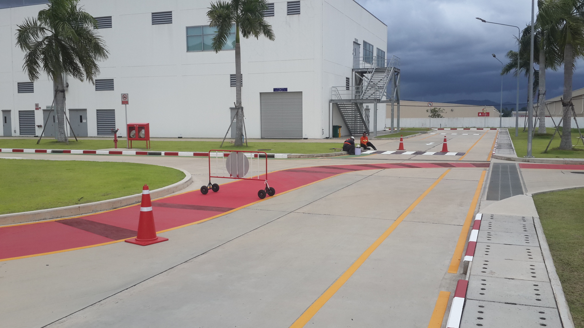 เส้นทางเดินภายในโรงงานราคาตีเส้นทางเดิน