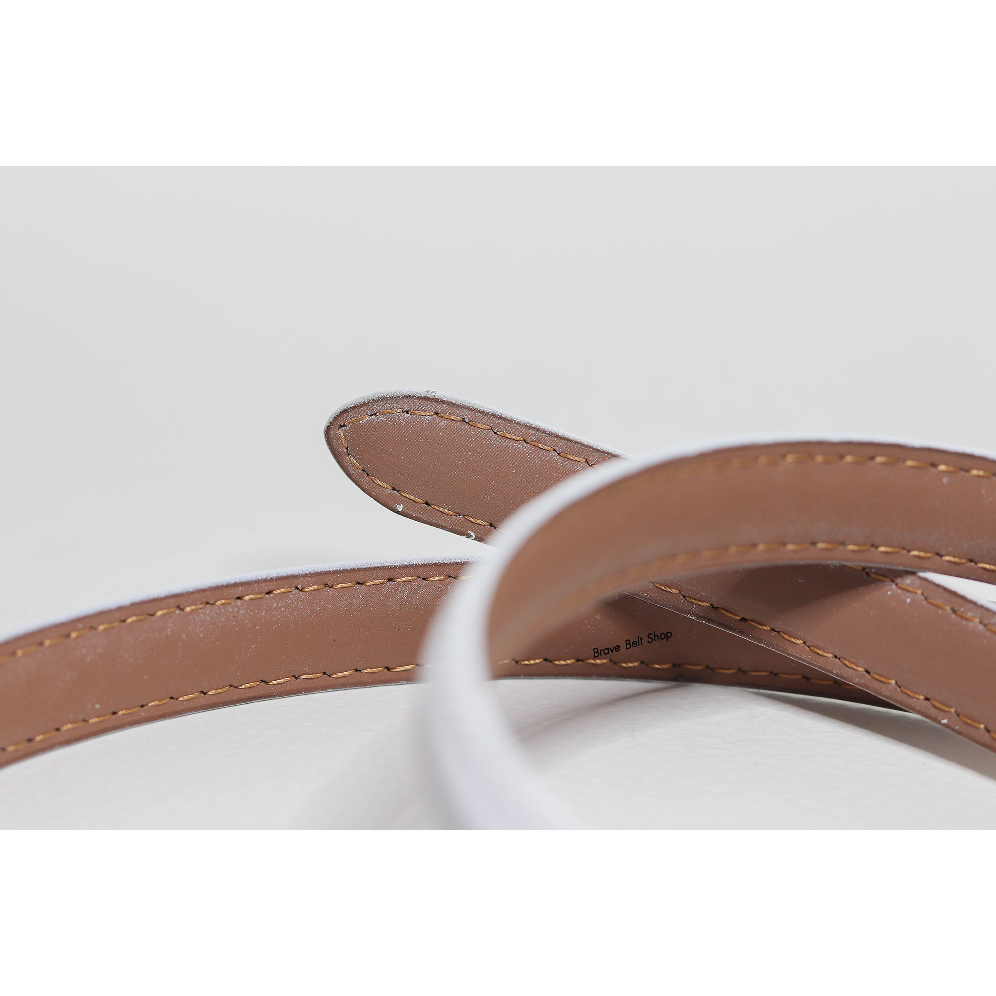 เข็มขัดแฟชั่นผู้หญิงสีขาวเส้นเล็กหนังแท้