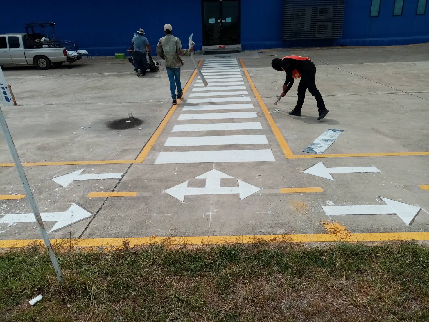 ทางม้าลายข้ามถนน Zebra crossing ทางม้าลายสีขาว-ดำ