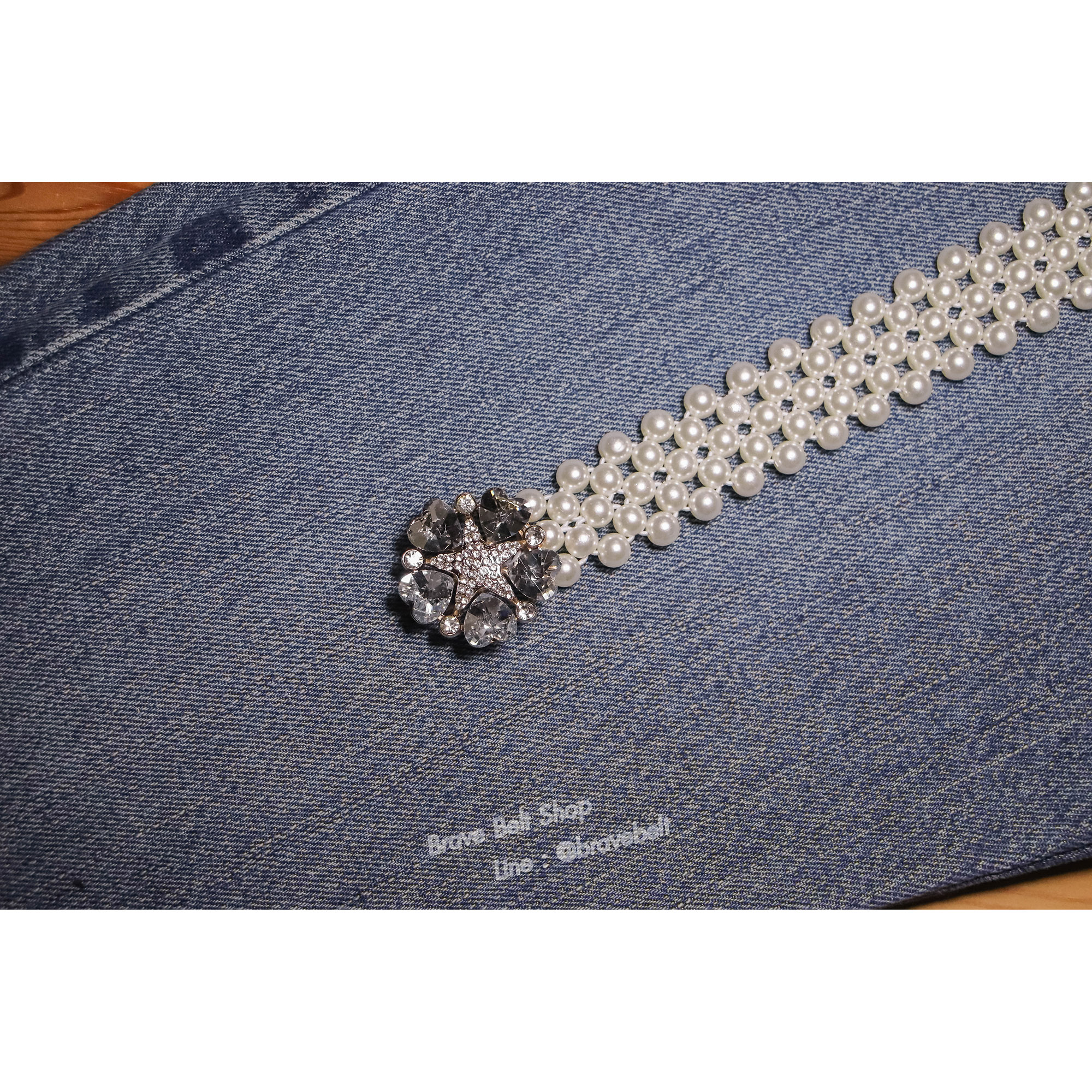 เข็มขัดไข่มุกเส้นใหญ่รูปดาว มีเพชรประดับล้อม