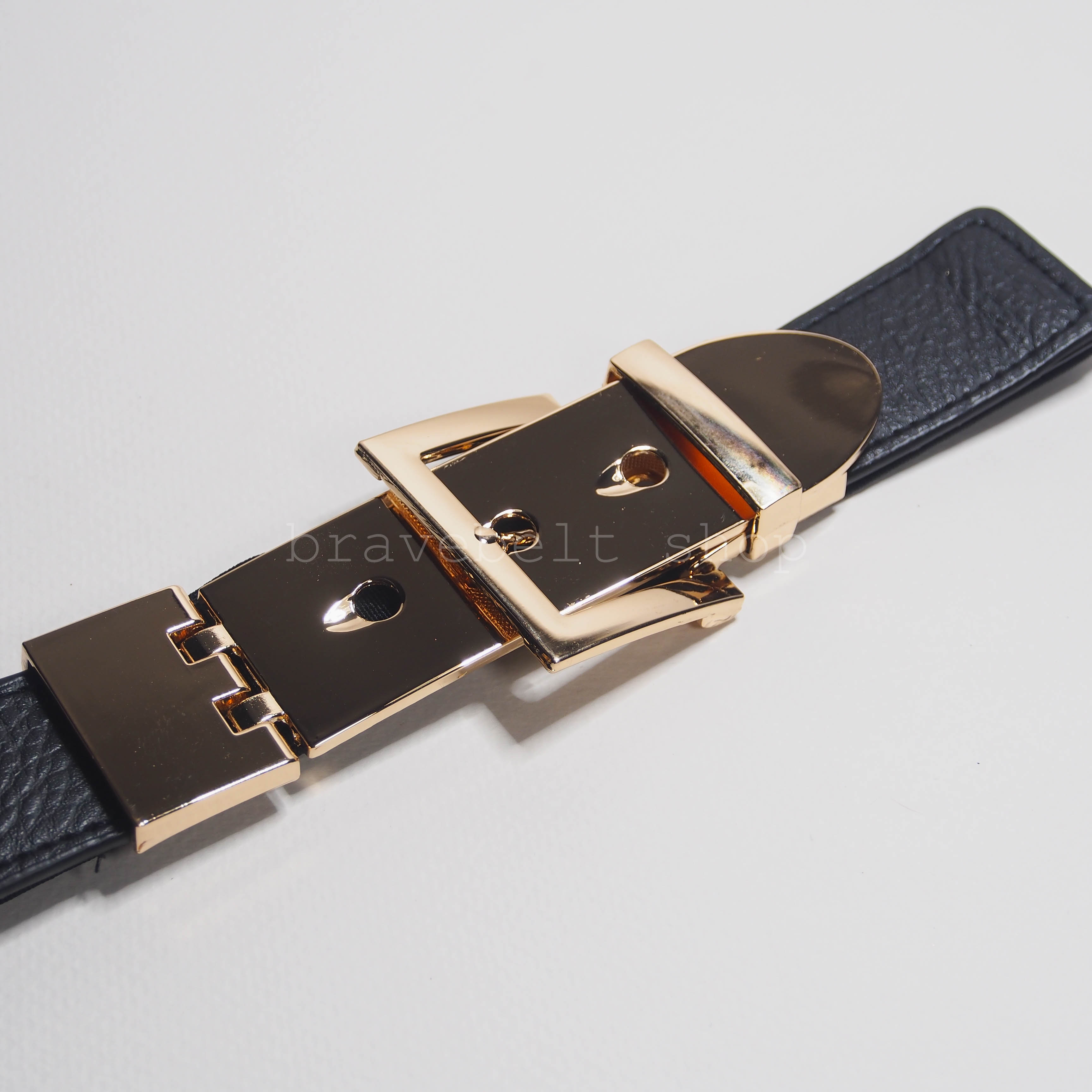 เข็มขัดยางยืดผู้หญิงสีดำ ทรงแฟชั่นสีทองสวยตัดกับหนังสีดำ