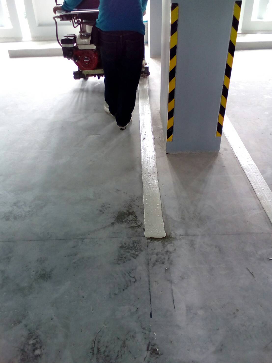 ตีเส้นช่องจอดรถภายในคอนโด กทม