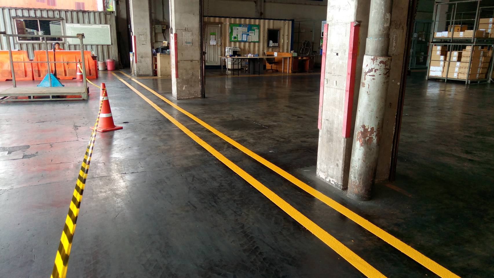 งานตีเส้นทางเดินภายในคลังสินค้า กรุงเทพ สีเทอร์โมพลาสติกเหลือง
