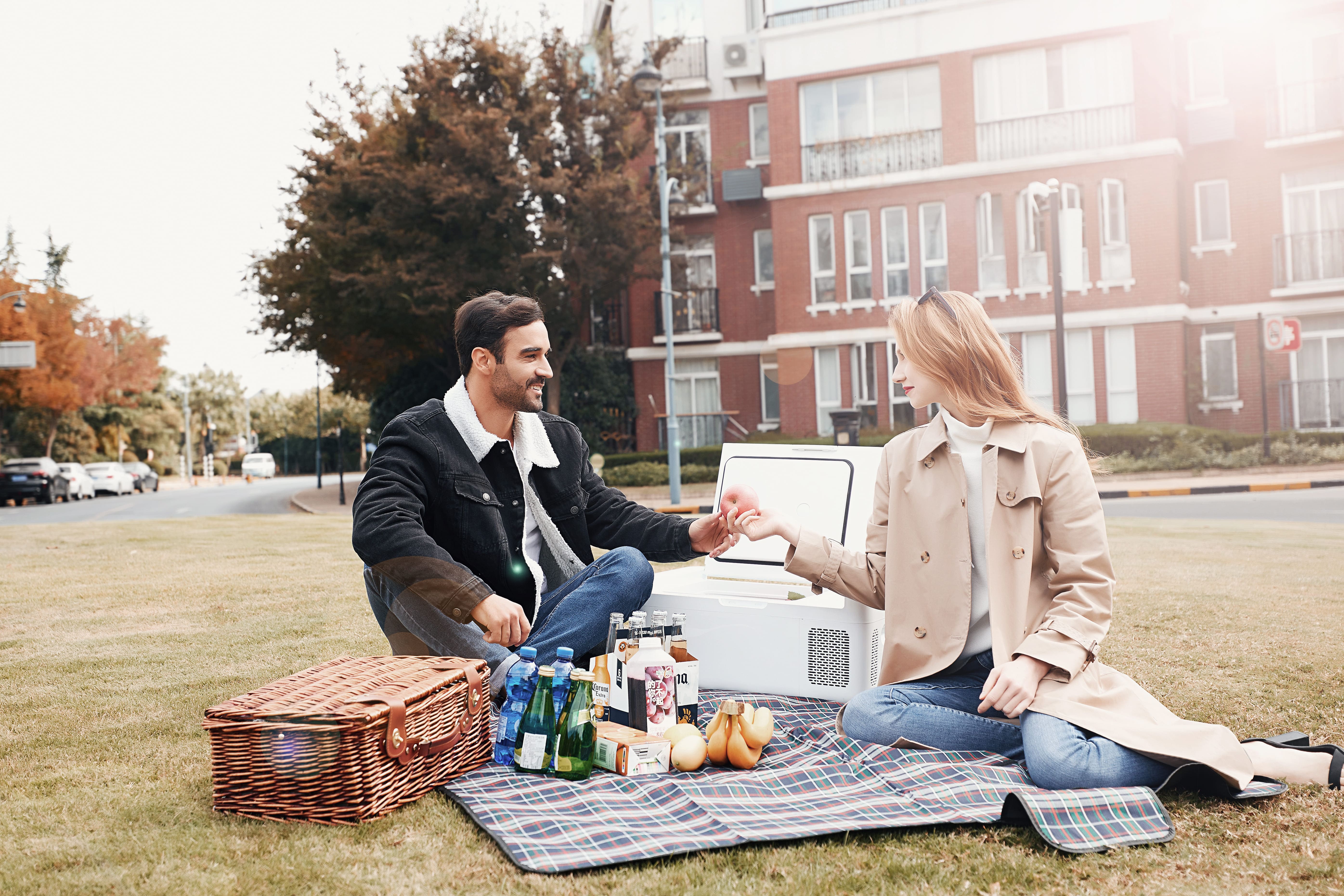 Mobicool MCG15B ตู้เย็น/ตู้แช่แข็งพกพา Portable Compressor Fridge/Freezer, 15L