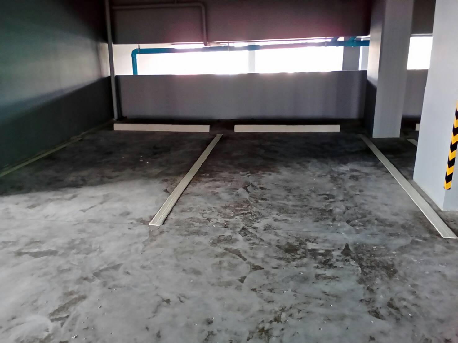 ตีเส้นช่องจอดรถภายในคอนโด กทม