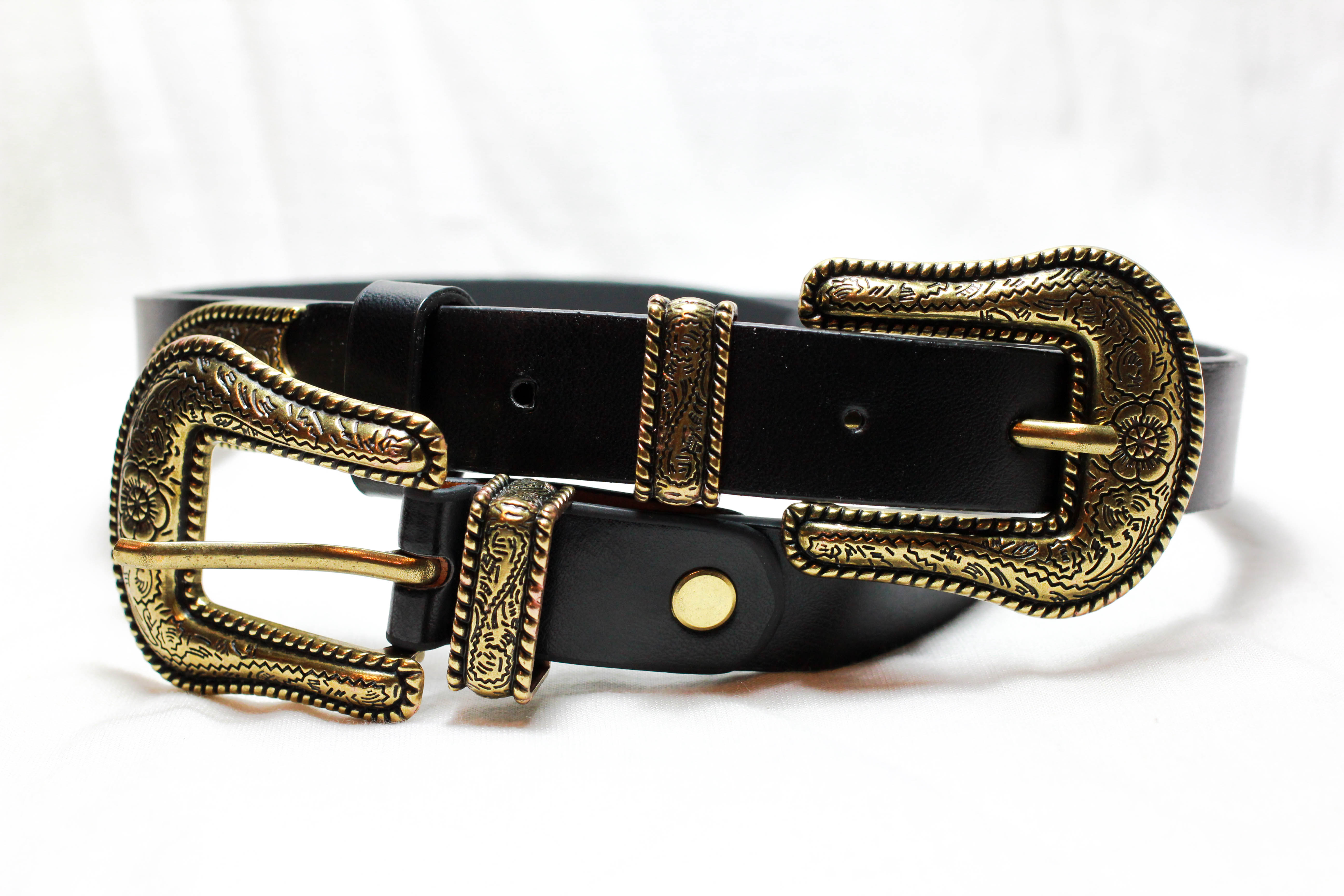 เข็มขัดสองหัวสีทอง หัวมลรูปดอกไม้ สายเรียบกว้าง 1 นิ้ว