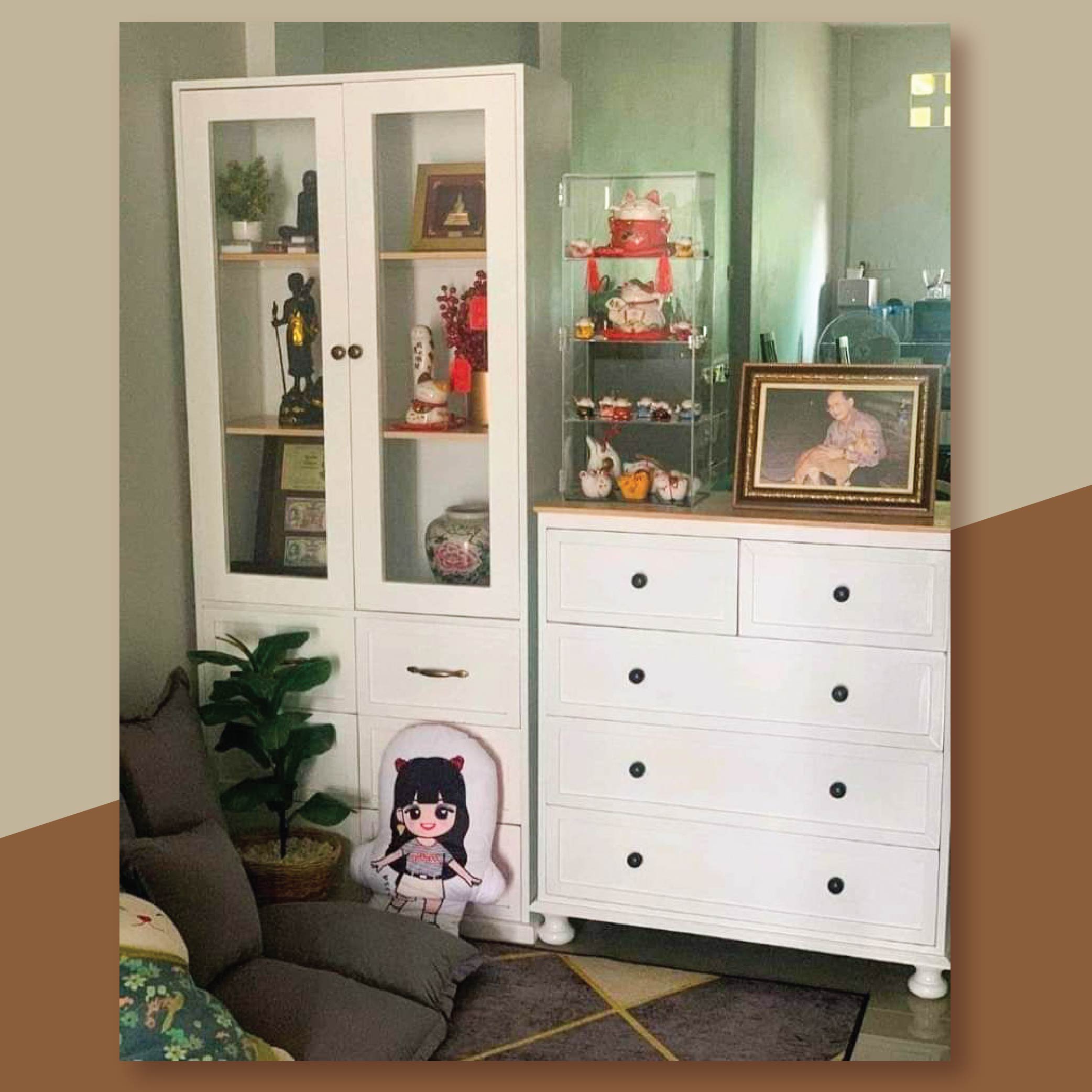 ชั้นวางของ ตู้เก็บของมีกระจกปิด พร้อมลิ้นชักสไตล์มินิมอล (ไม่ต้องประกอบ) สีขาว PT004-SCG