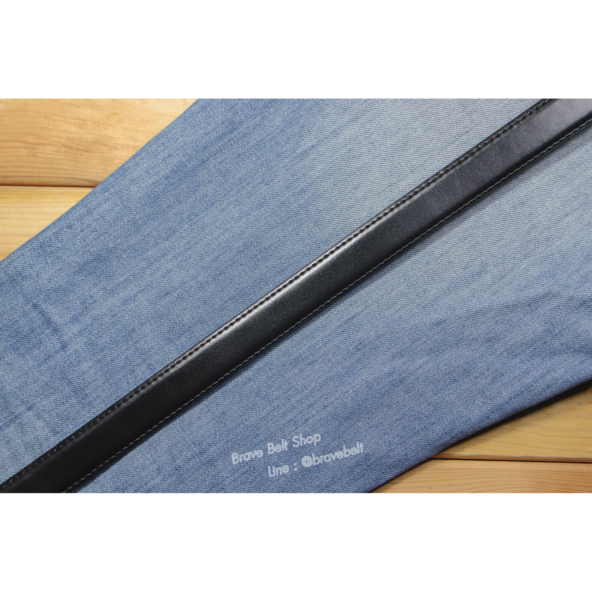 เข็มขัดผู้หญิงทำงานหัวสีทองแบบหมุดสายดำ