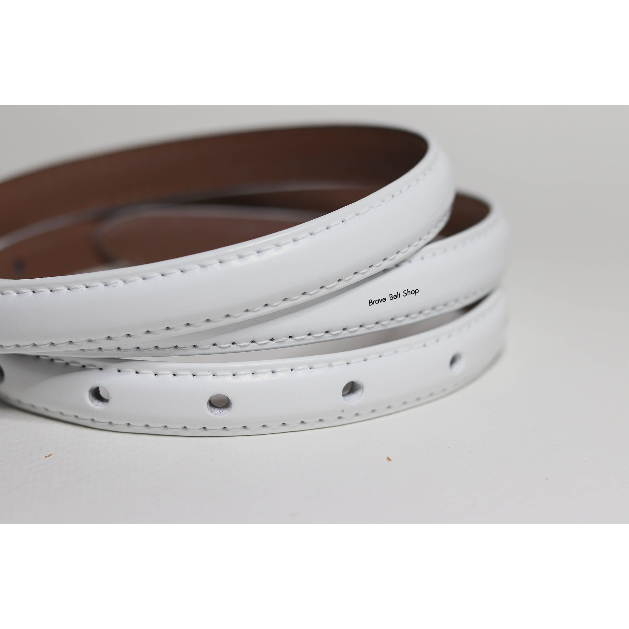 เข็มขัดแฟชั่นผู้หญิงสีขาวเส้นเล็กหนังแท้