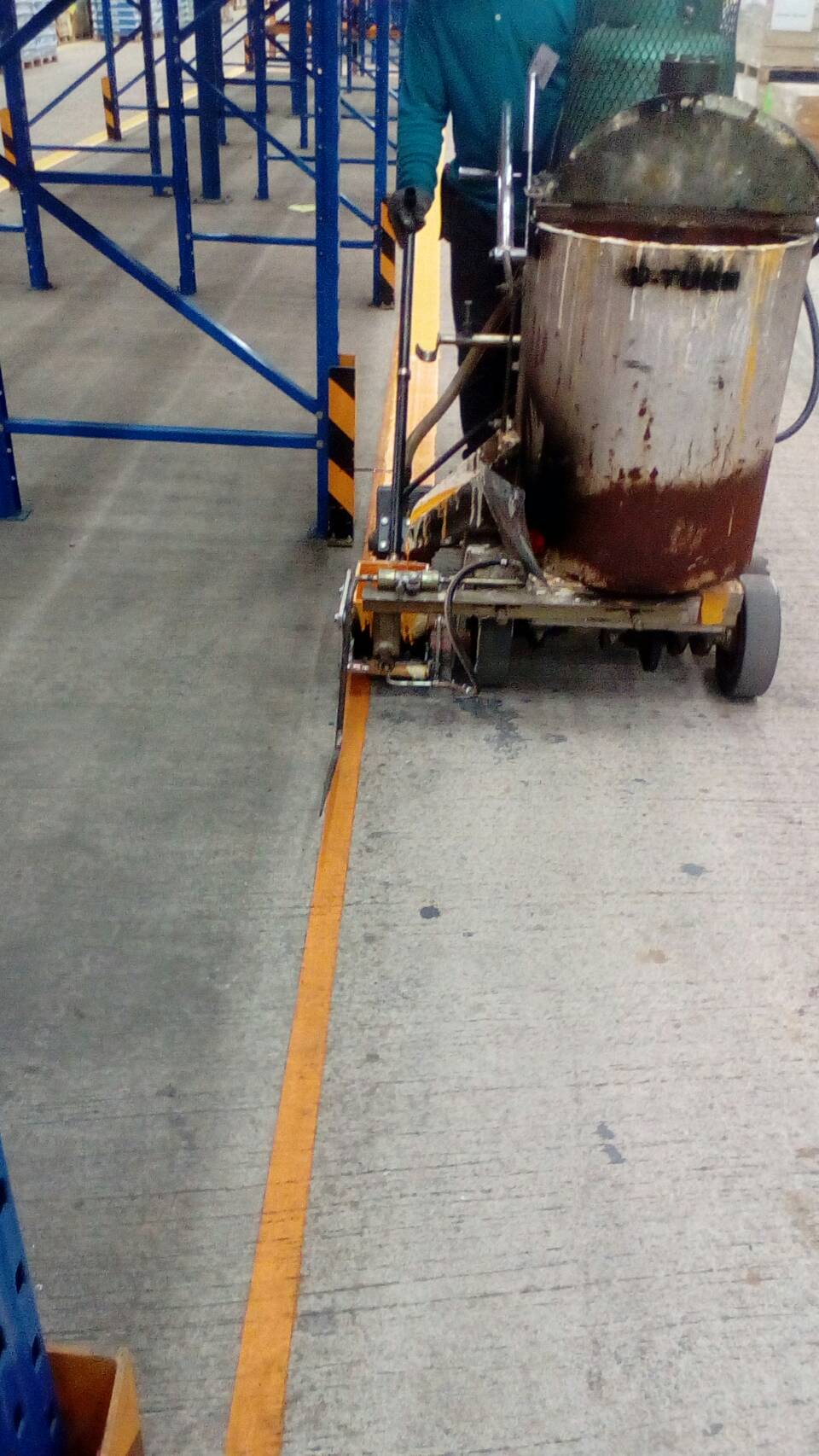 งานตีเส้นด้วยสีเทอรืโมพลาสติก,สีพื้นกันลื่นภายในโรงงาน