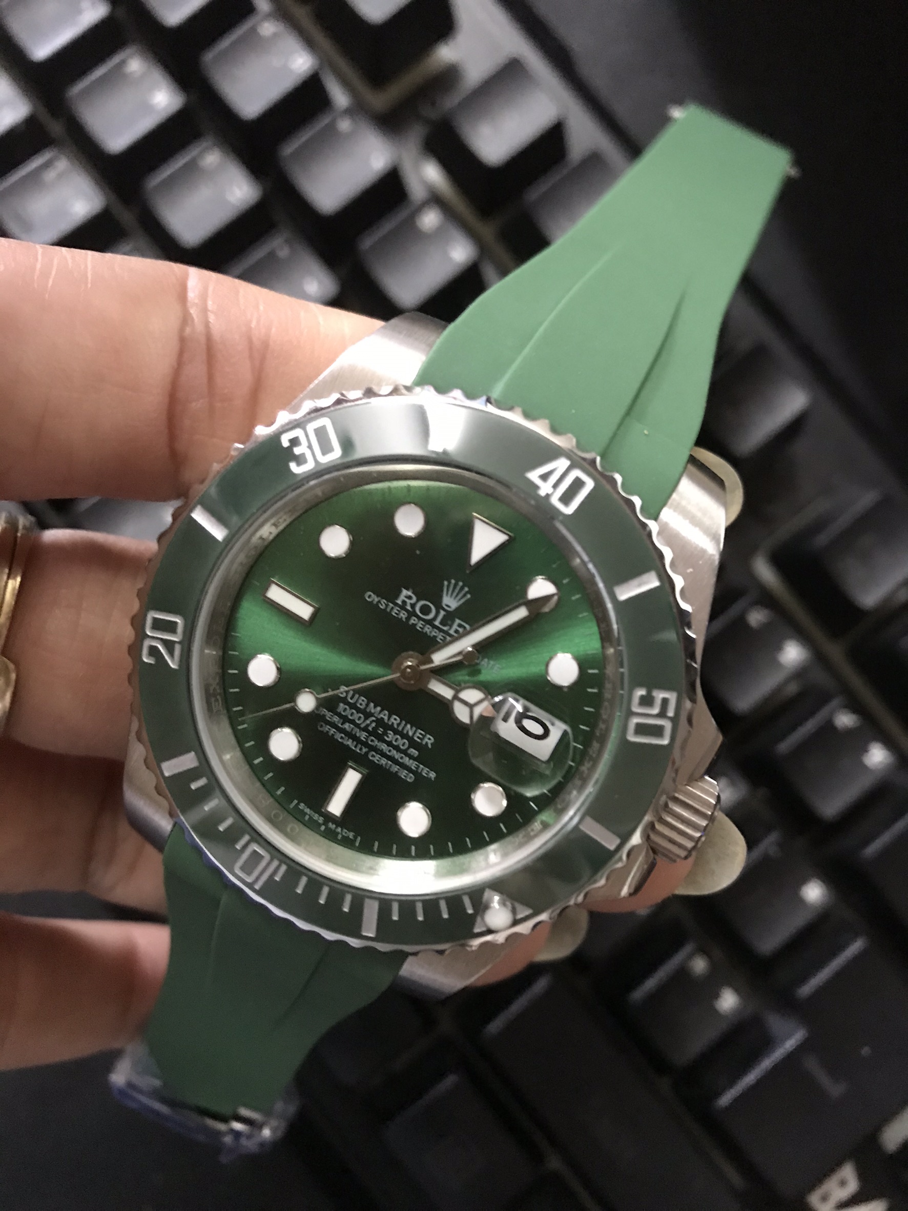 นาฬิกา Rolex รุ่น Submariner สีเงิน กรอบสีเขียว เดอะ ฮัค
