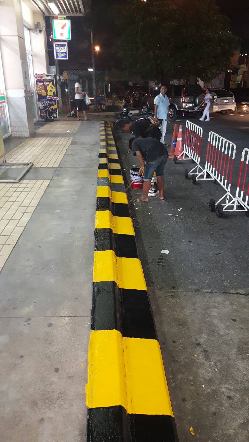 รับทาสีขอบฟุตบาทด้วยสีจราจร,ขาวแดง-เหลืองดำ