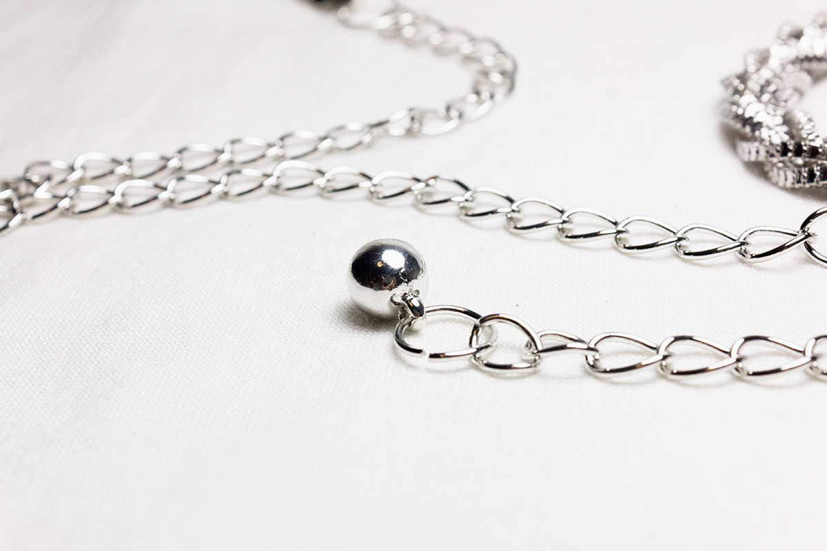 เข็มขัดโซ่สีเงินสวย ปลายมีสายห้อย