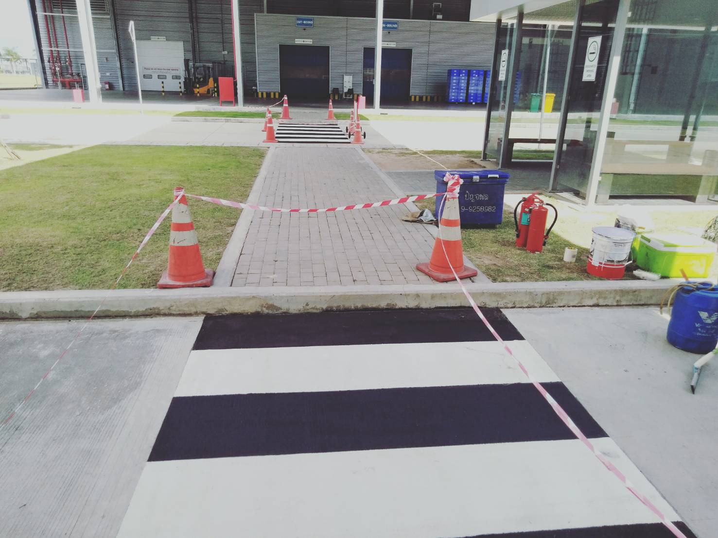 เส้นทางเดินภายในโรงงานราคาตีเส้นทางเดิน