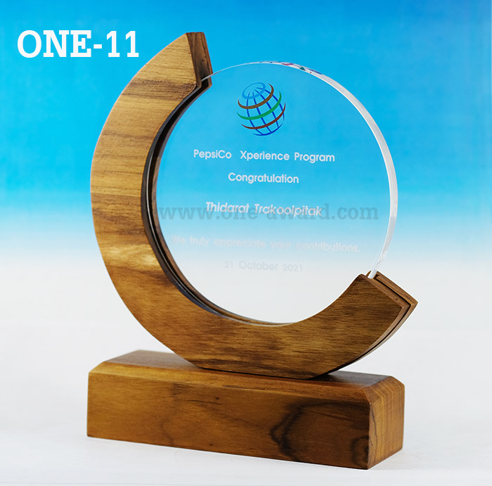 Code: ONE-11 โล่อะคริลิค ความสูงตัวโล่รวมฐานไม้ 7-10 นิ้ว ความหนาอะคริลิคตัวโล่ 10 มม. พร้อมเลเซอร์ข้อความและโลโก้ ลงสีได้ไม่เกิน 2 สี ***ราคาเริ่มต้นที่ 1,270 บาท (ความสูงรวมฐาน 7 นิ้ว เมื่อสั่ง 3 ชิ้น+) ***