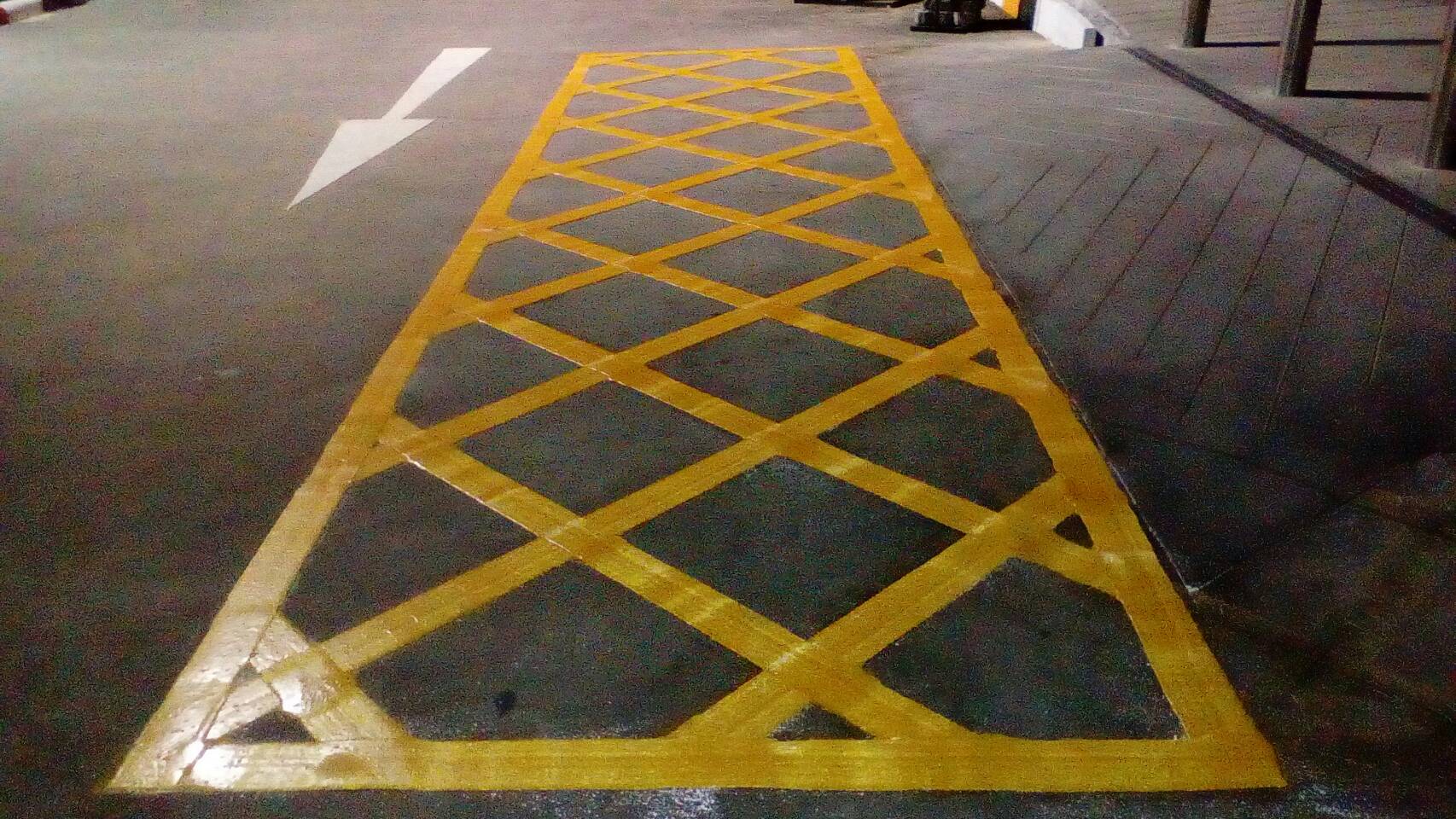 ตีเส้นช่องจอดรถในห้างโฮมโปรกรุงเทพ