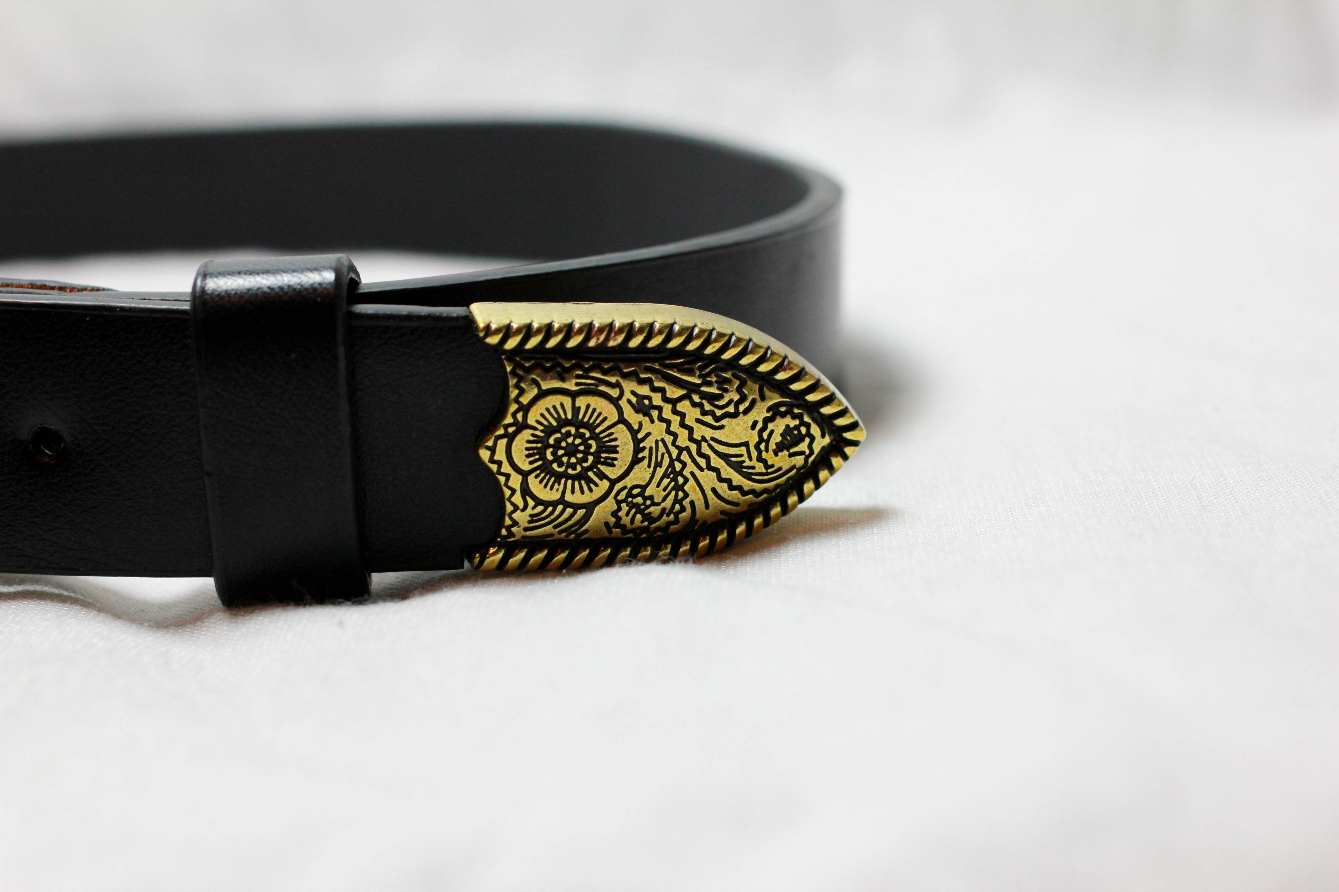 เข็มขัดสองหัวสีทอง หัวมลรูปดอกไม้ สายเรียบกว้าง 1 นิ้ว