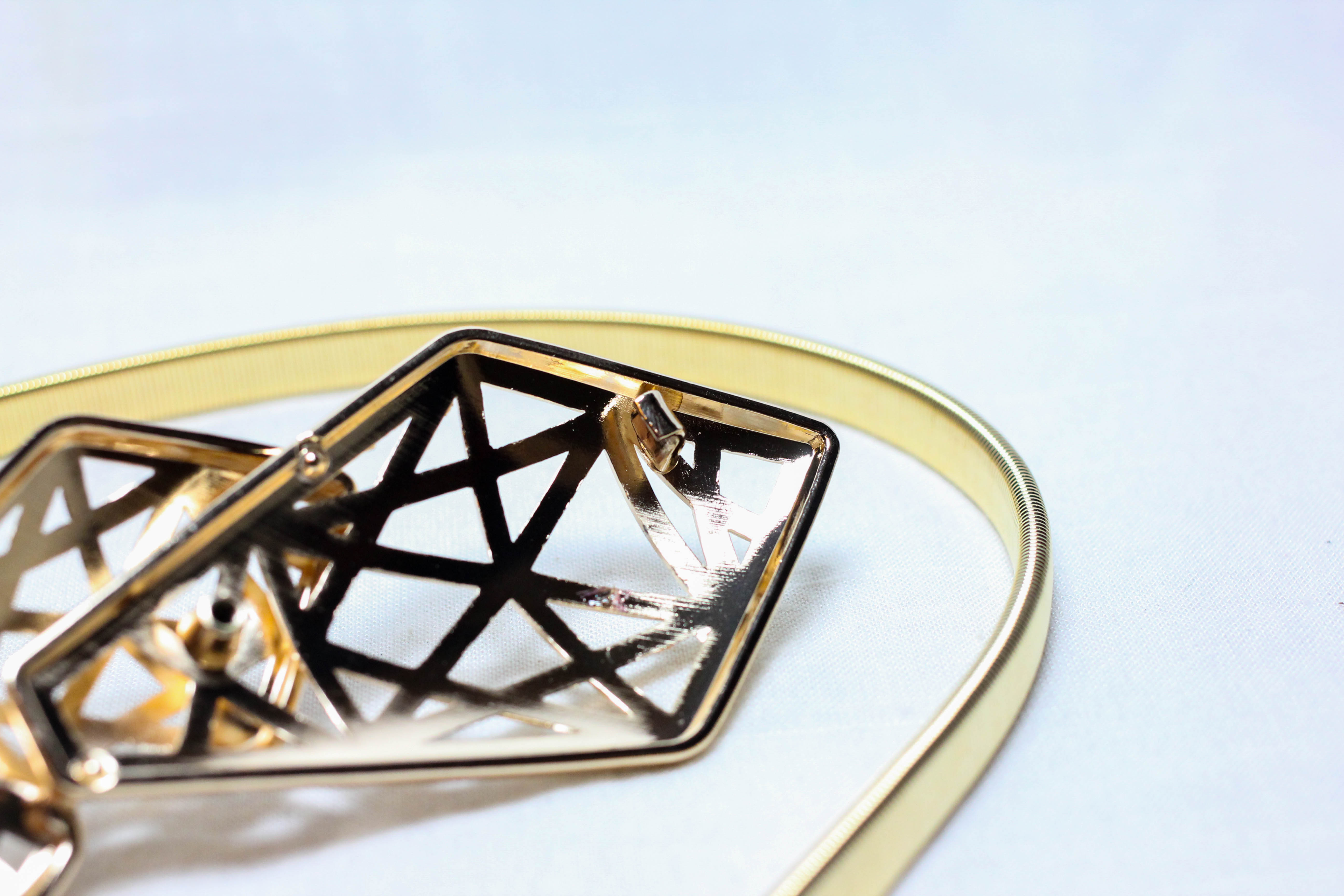 เข็มขัดสปริงสีทอง หัวลายกราฟฟิก สวยน่าใช้