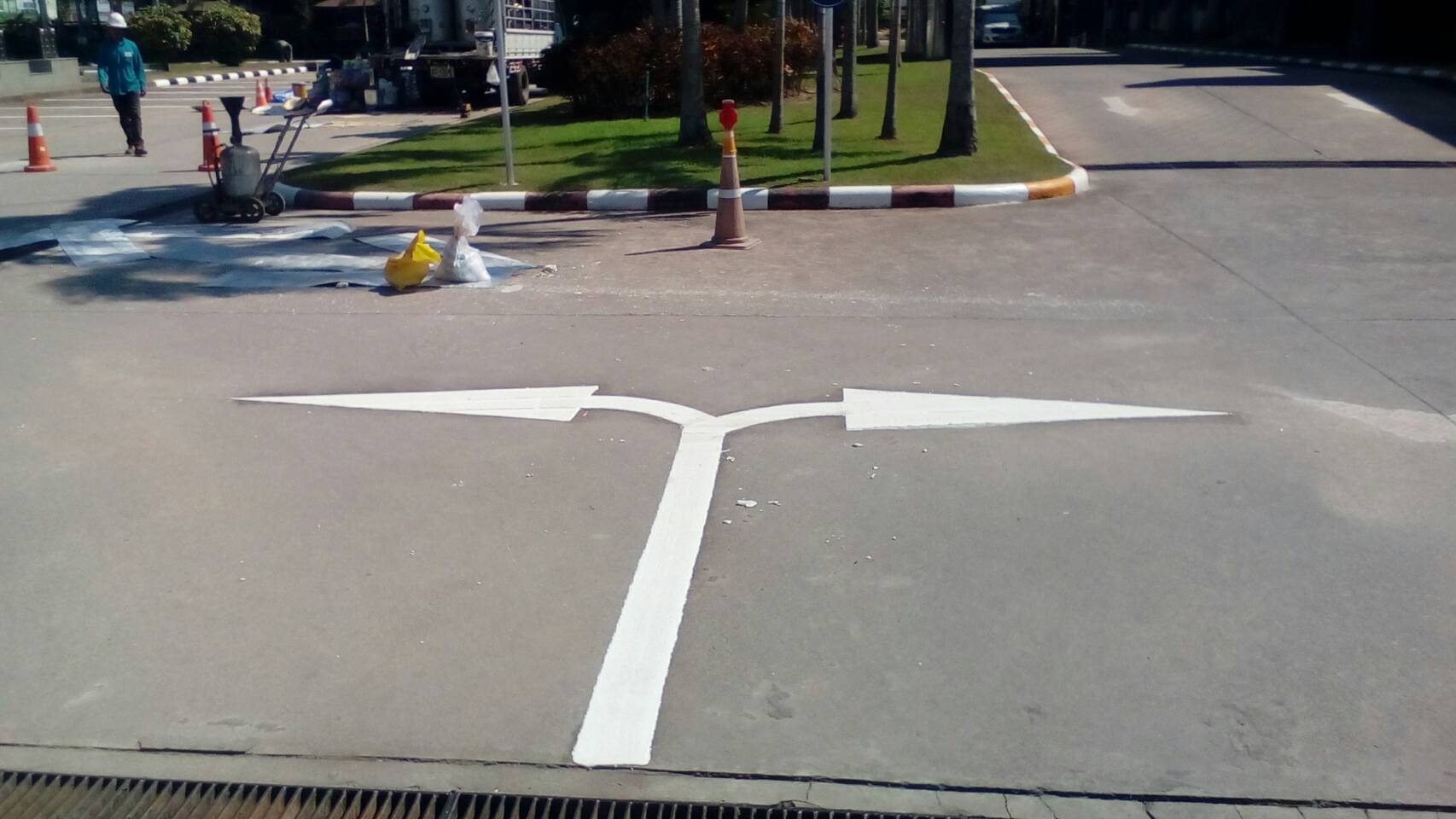 งานตีเส้นด้วยสีเทอรืโมพลาสติก,สีพื้นกันลื่นภายในโรงงาน