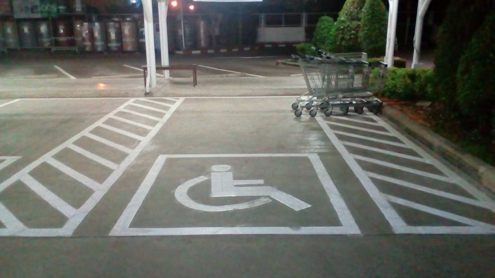 ตีเส้นช่องจอดรถในห้างโฮมโปรกรุงเทพ