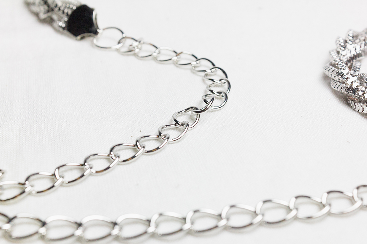 เข็มขัดโซ่สีเงินสวย ปลายมีสายห้อย