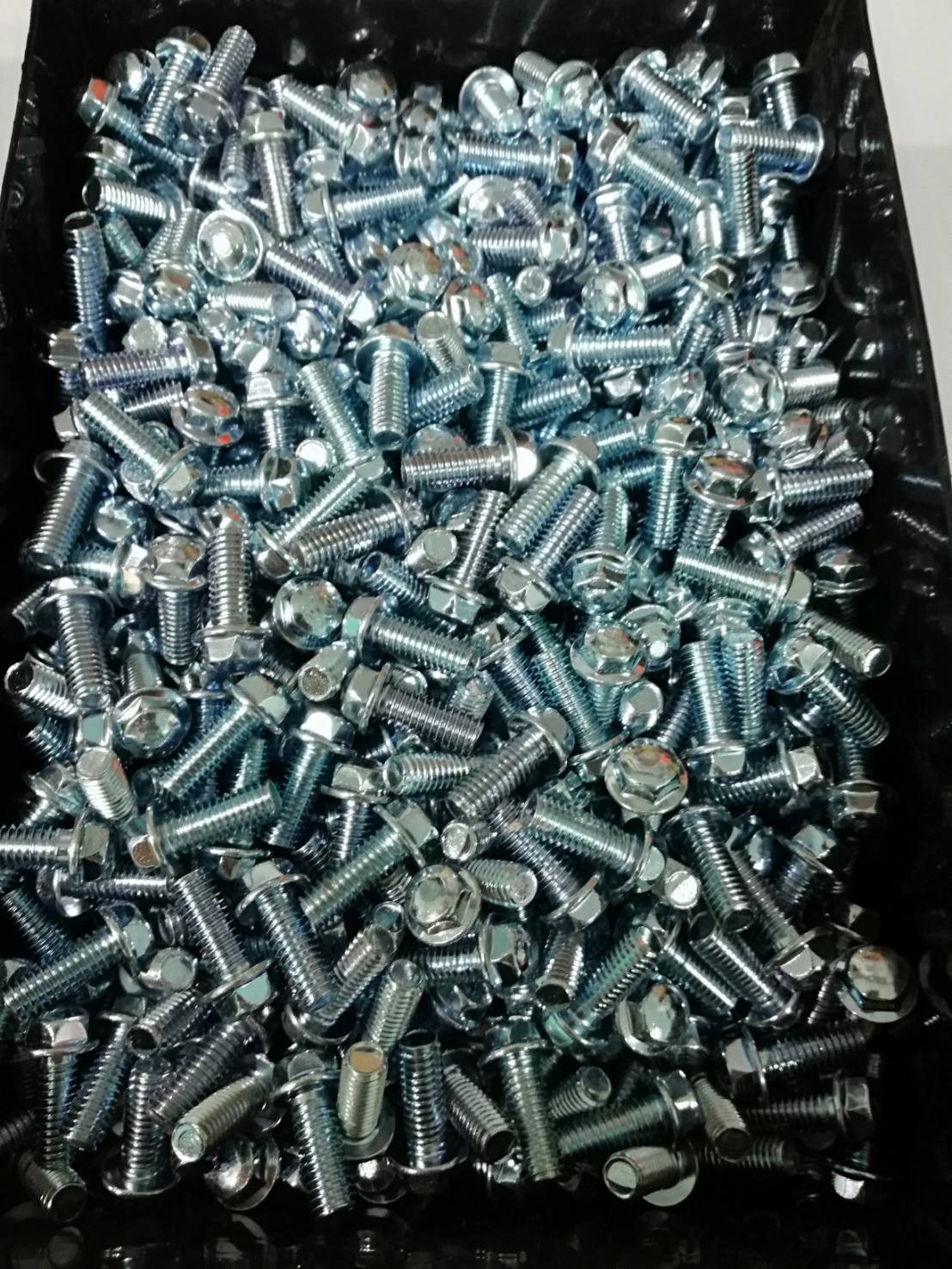 ( 58 ชิ้น ) M6-1.0 x 15 #8 สกรูแทรคคอติดแหวน Hex Head Flange Bolt W/Z