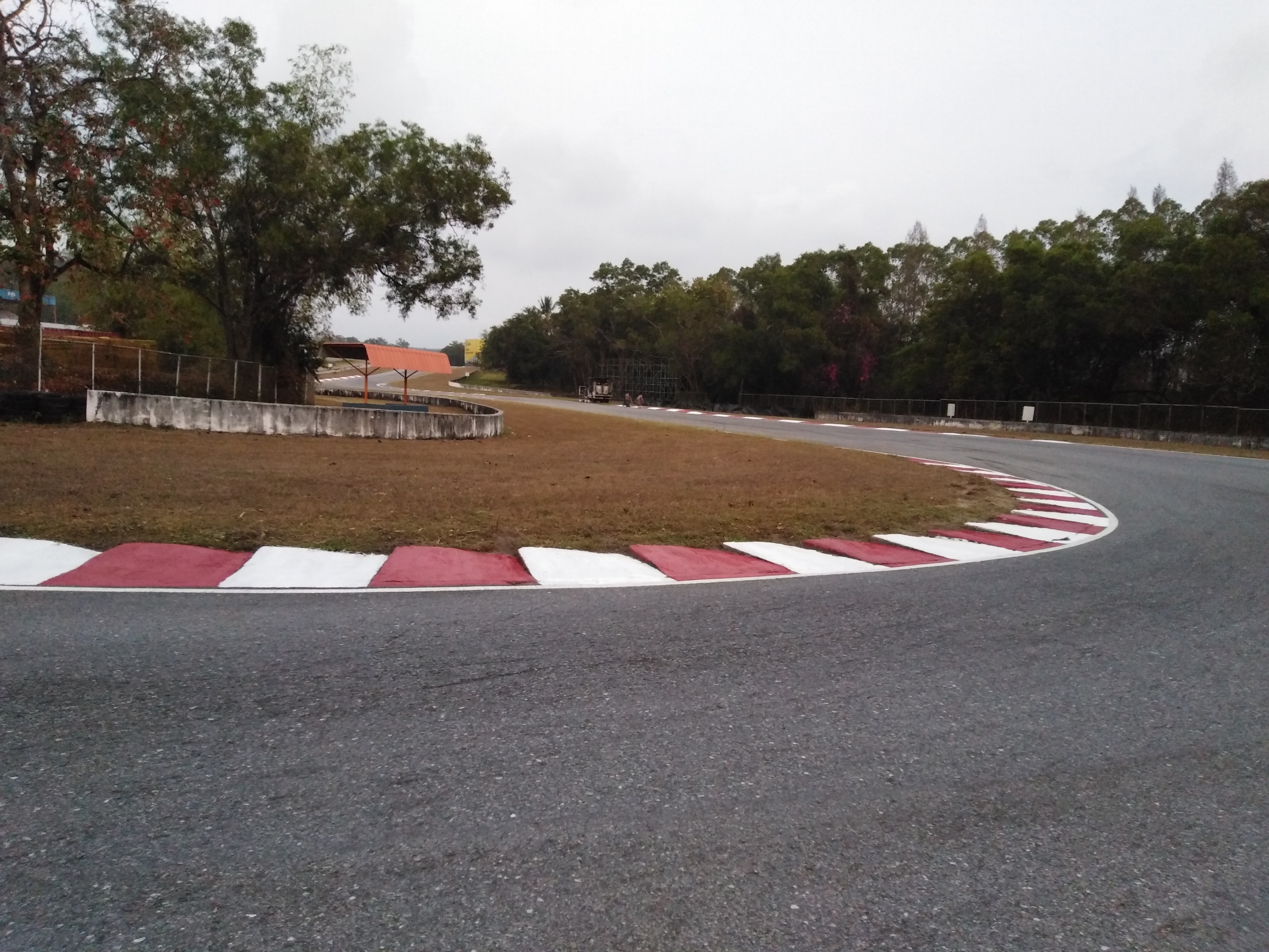 งานทาสีเหลืง-ดำ-ขาว-แดง ด้วยสีจราจร เฮียหมีตีเส้นจราจร