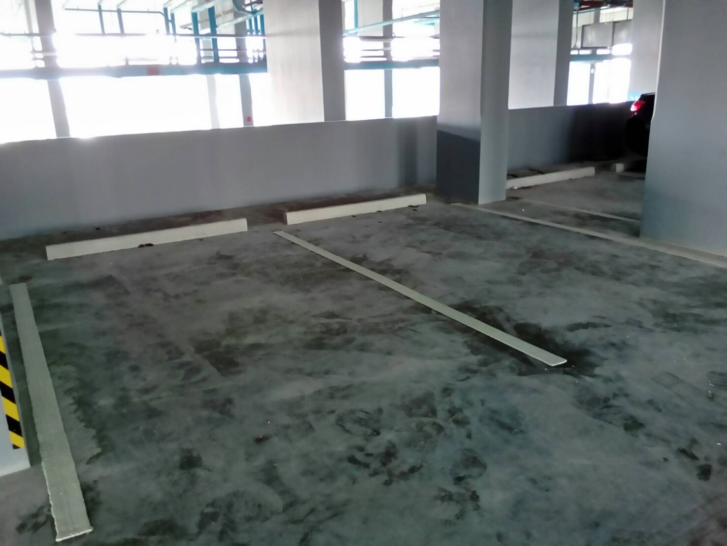 ตีเส้นช่องจอดรถภายในคอนโด กทม